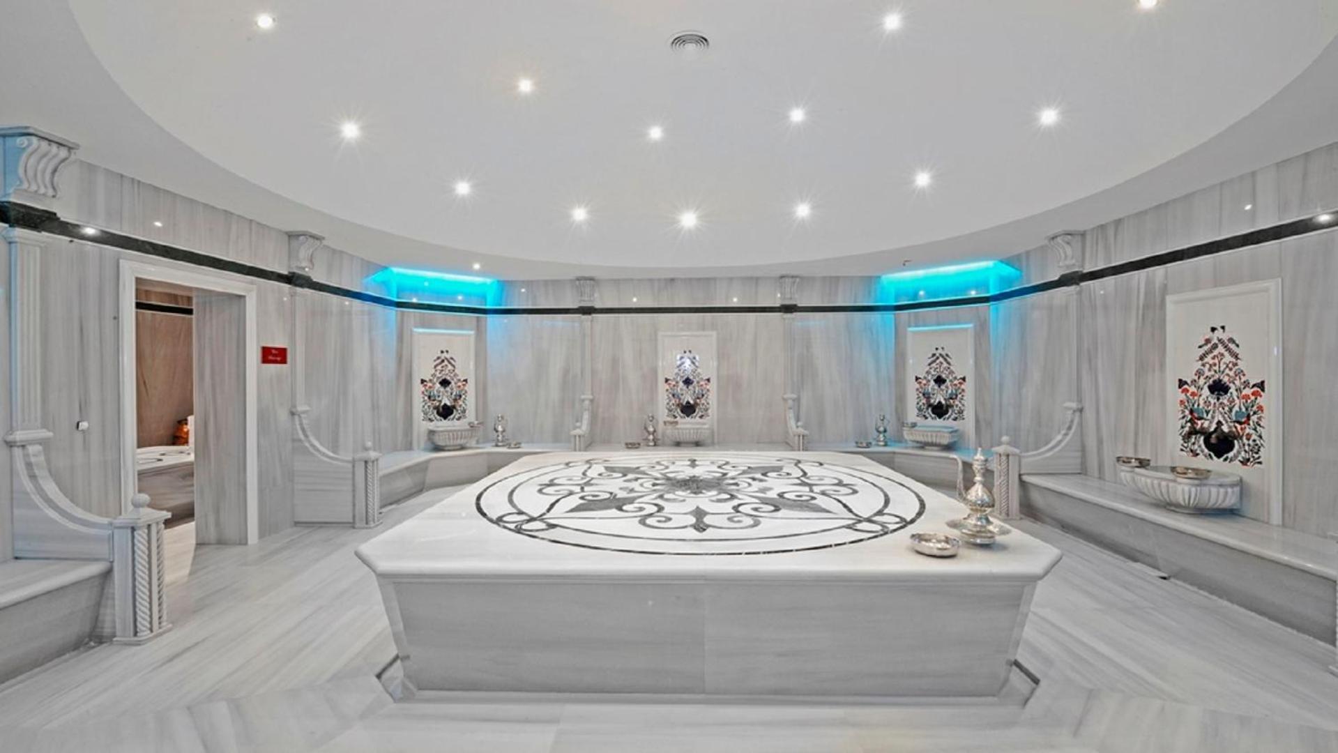 Crowne Plaza Convention Center & Thermal By Ihg 5*