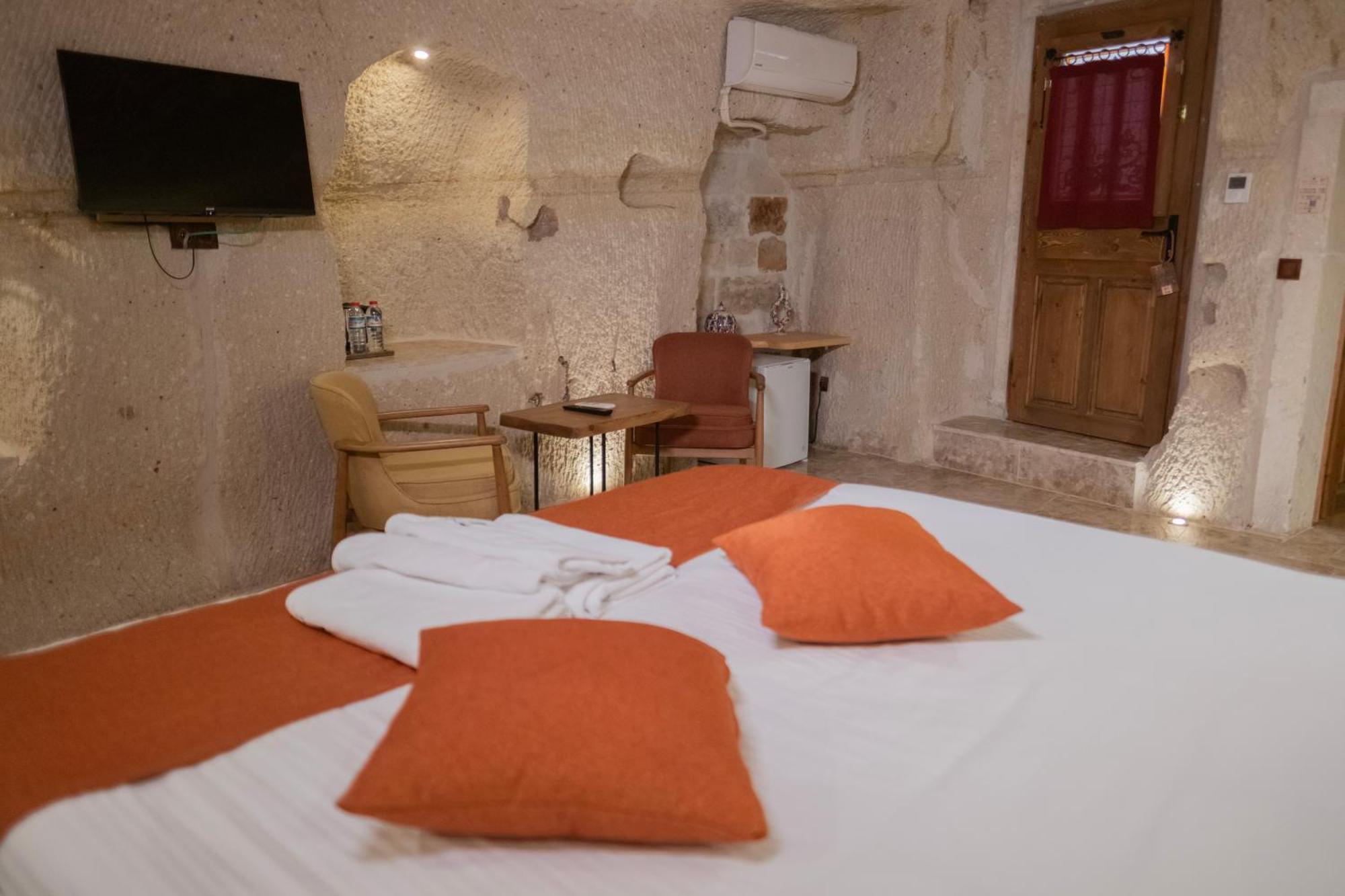 Peruna Cave Hotel *