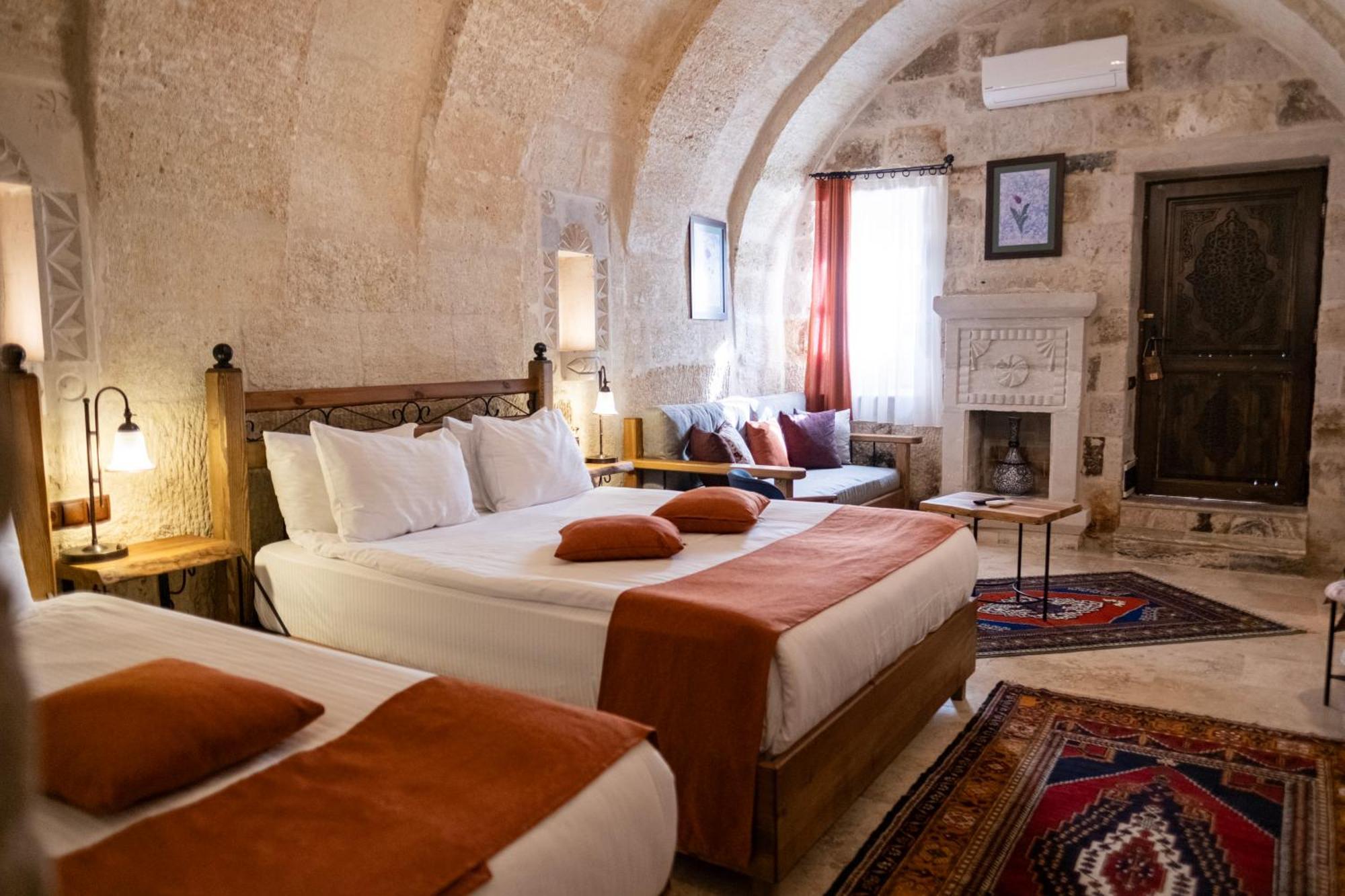 Peruna Cave Hotel *