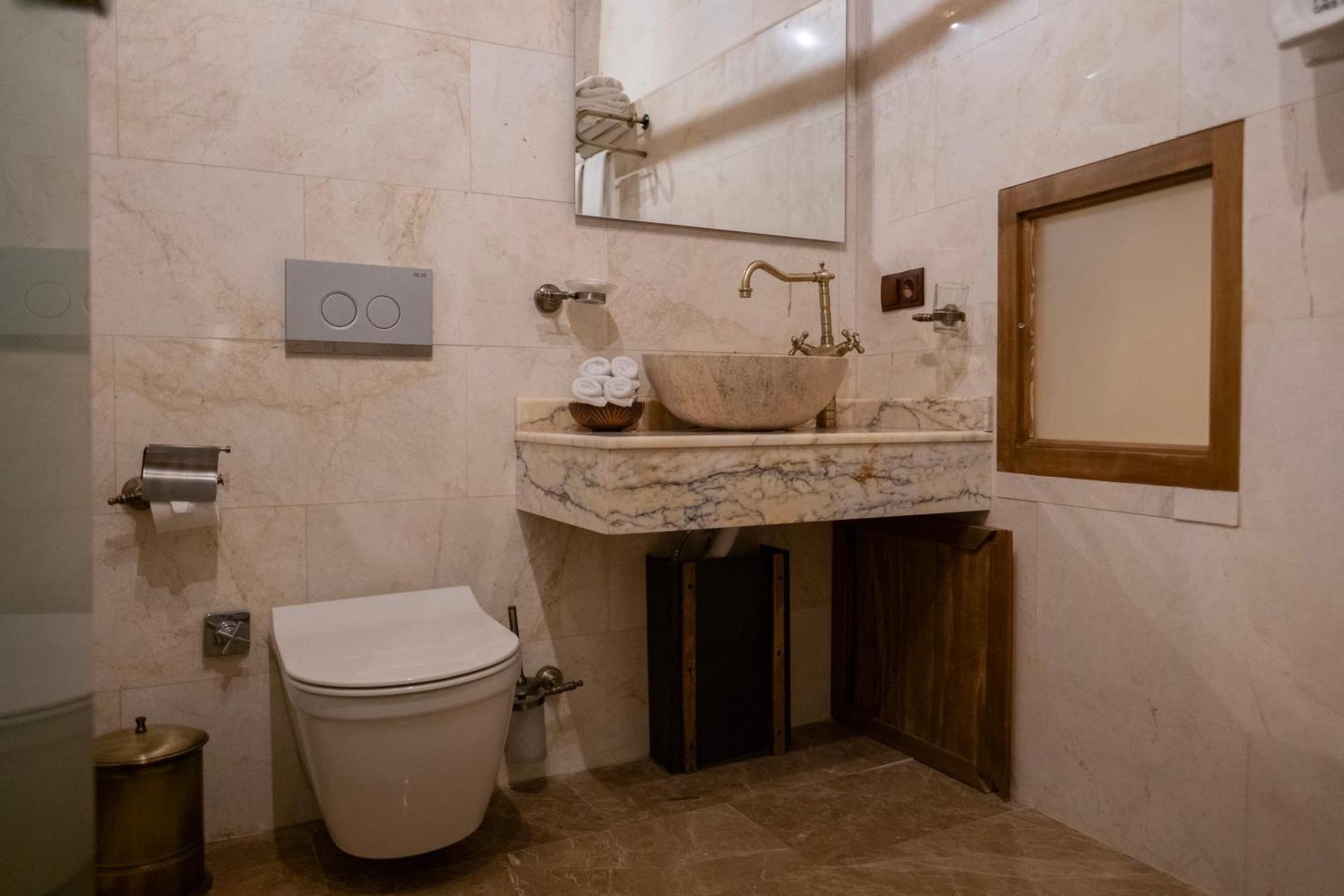 Peruna Cave Hotel *