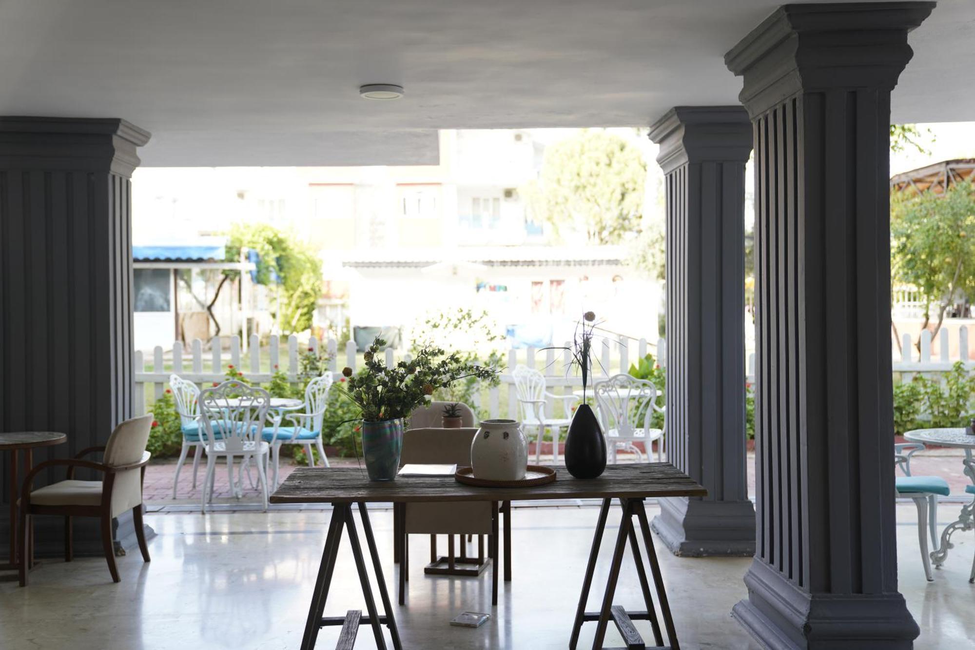 Irem Garden & 2* Side