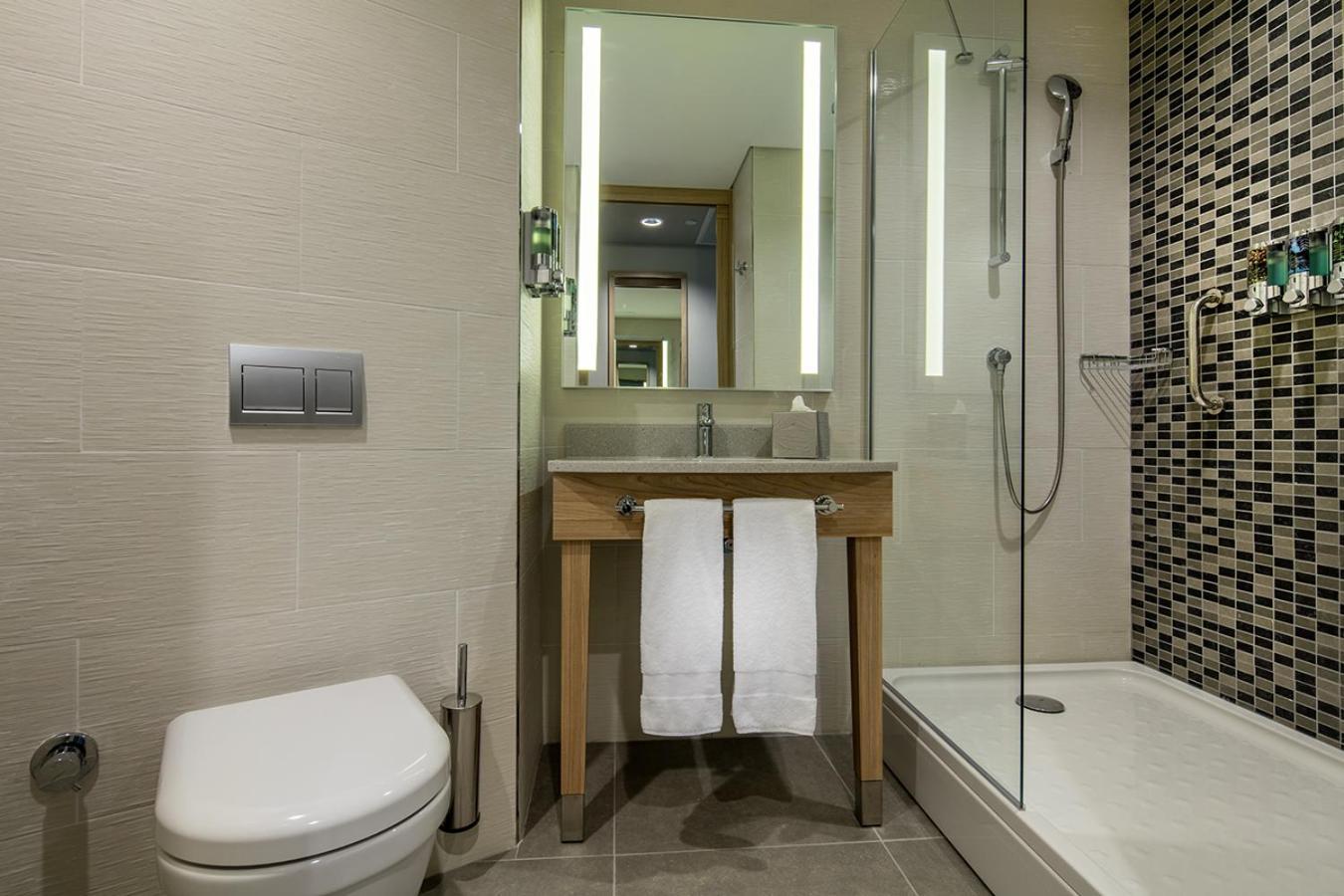 Hampton By Hilton Izmir Hotel 4*