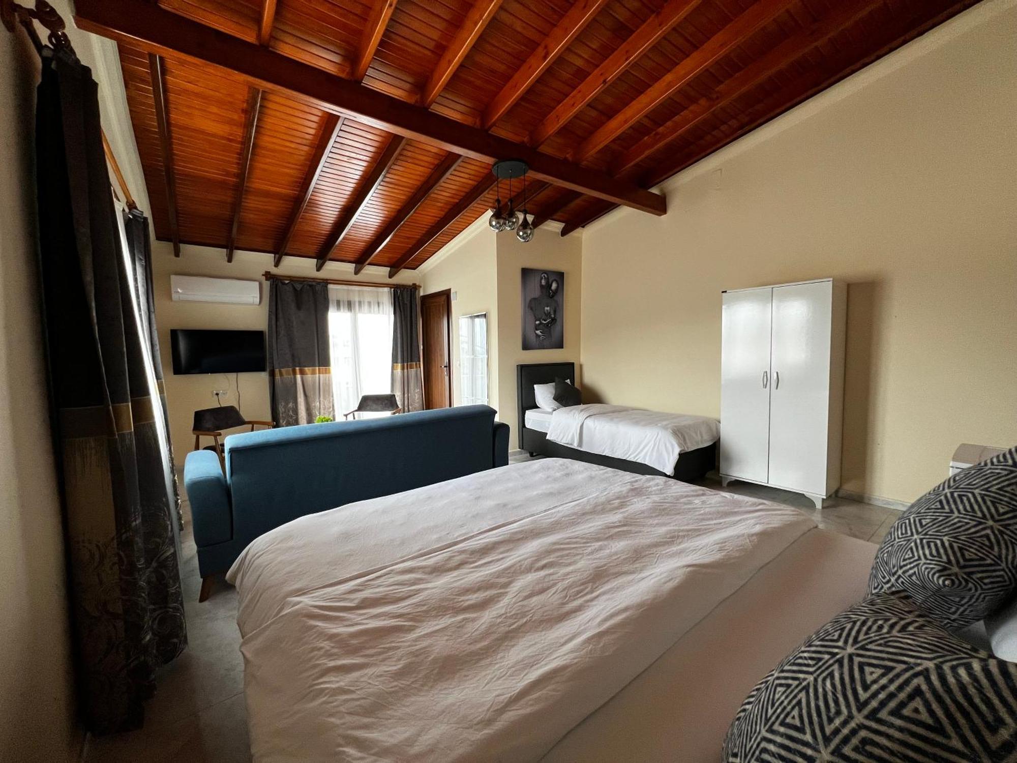 Hotel Ada *