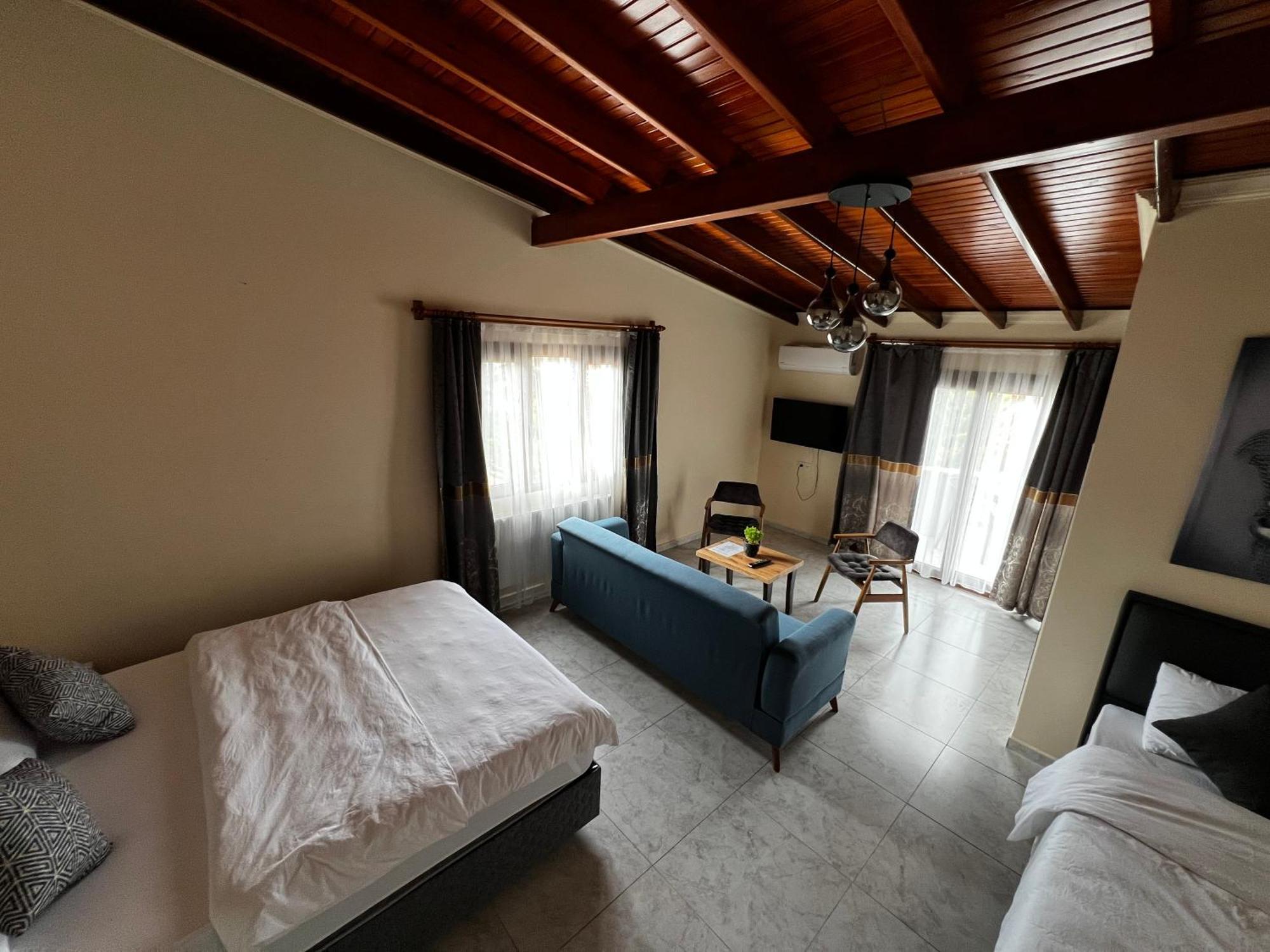 Ada Hotel *