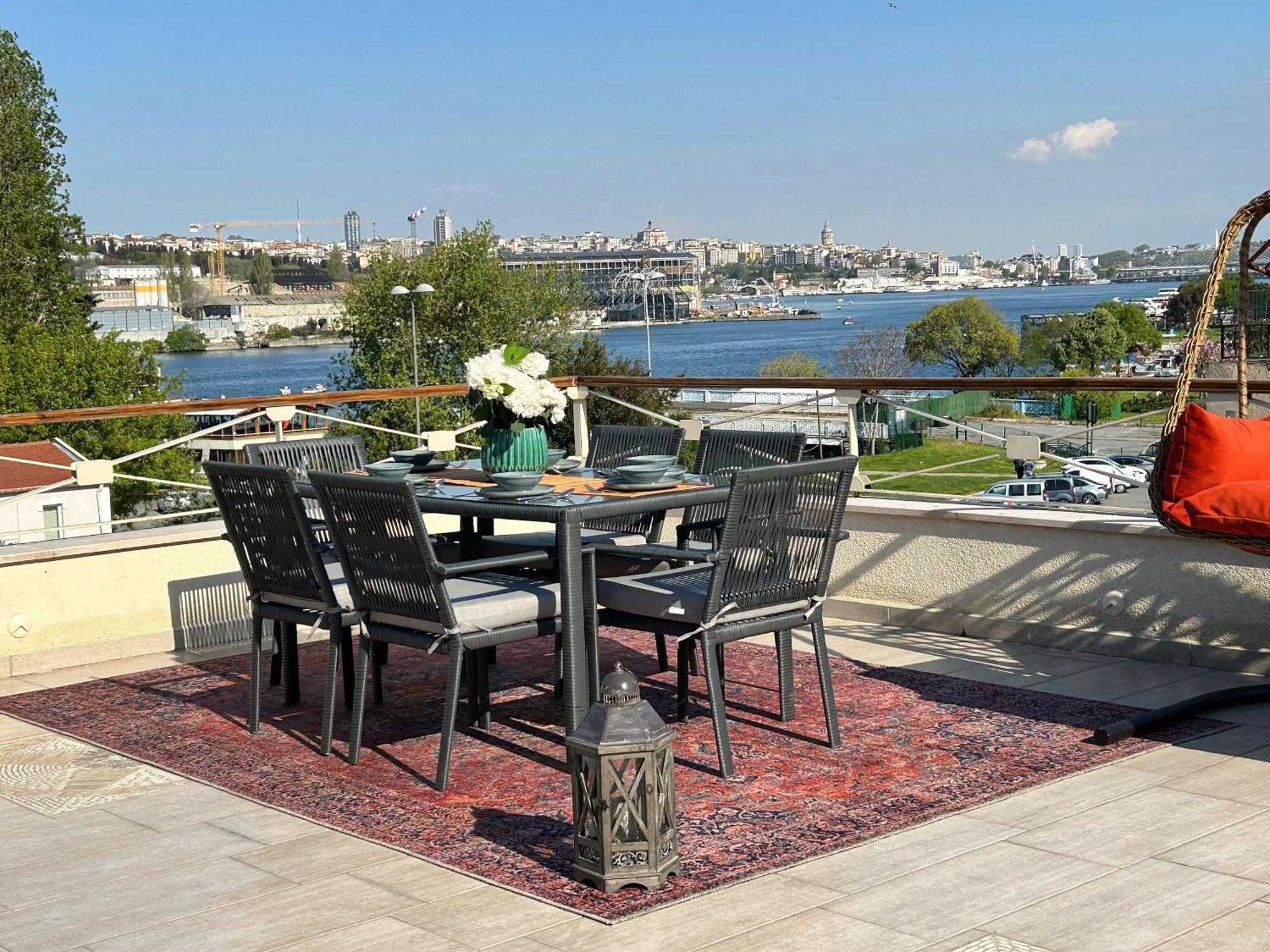 Waterfront By The Tram - Terrace With Dome & Golden Horn View In Fatih Istanbul