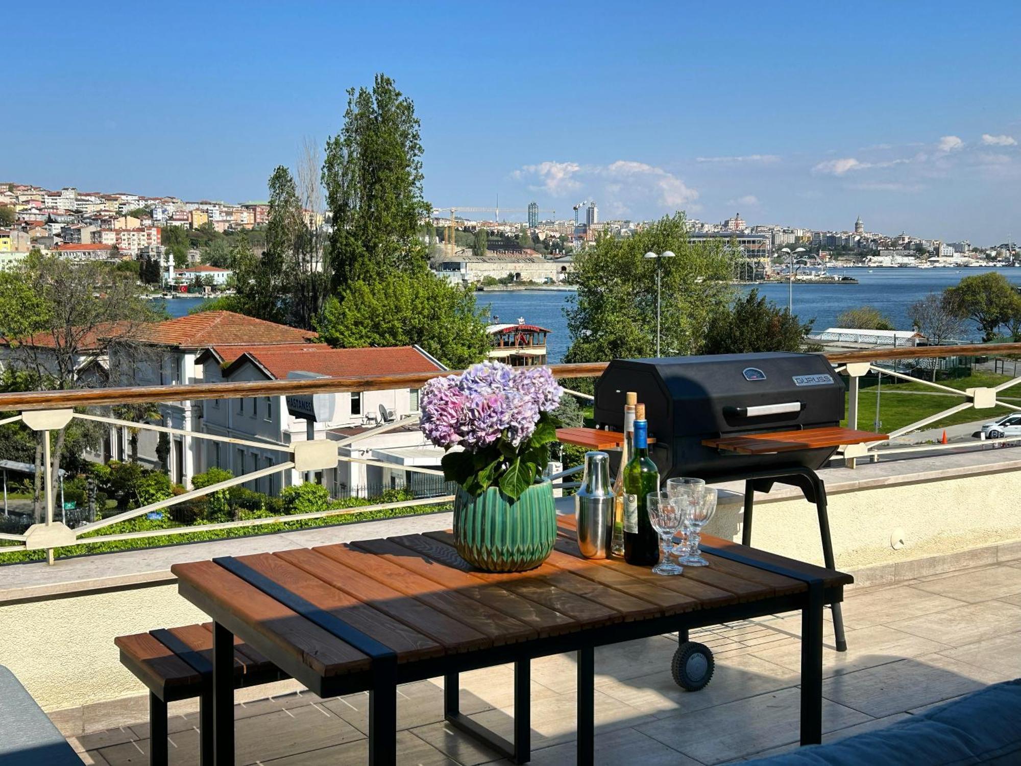 Waterfront By The Tram - Terrace With Dome & Golden Horn View In Fatih Apartment