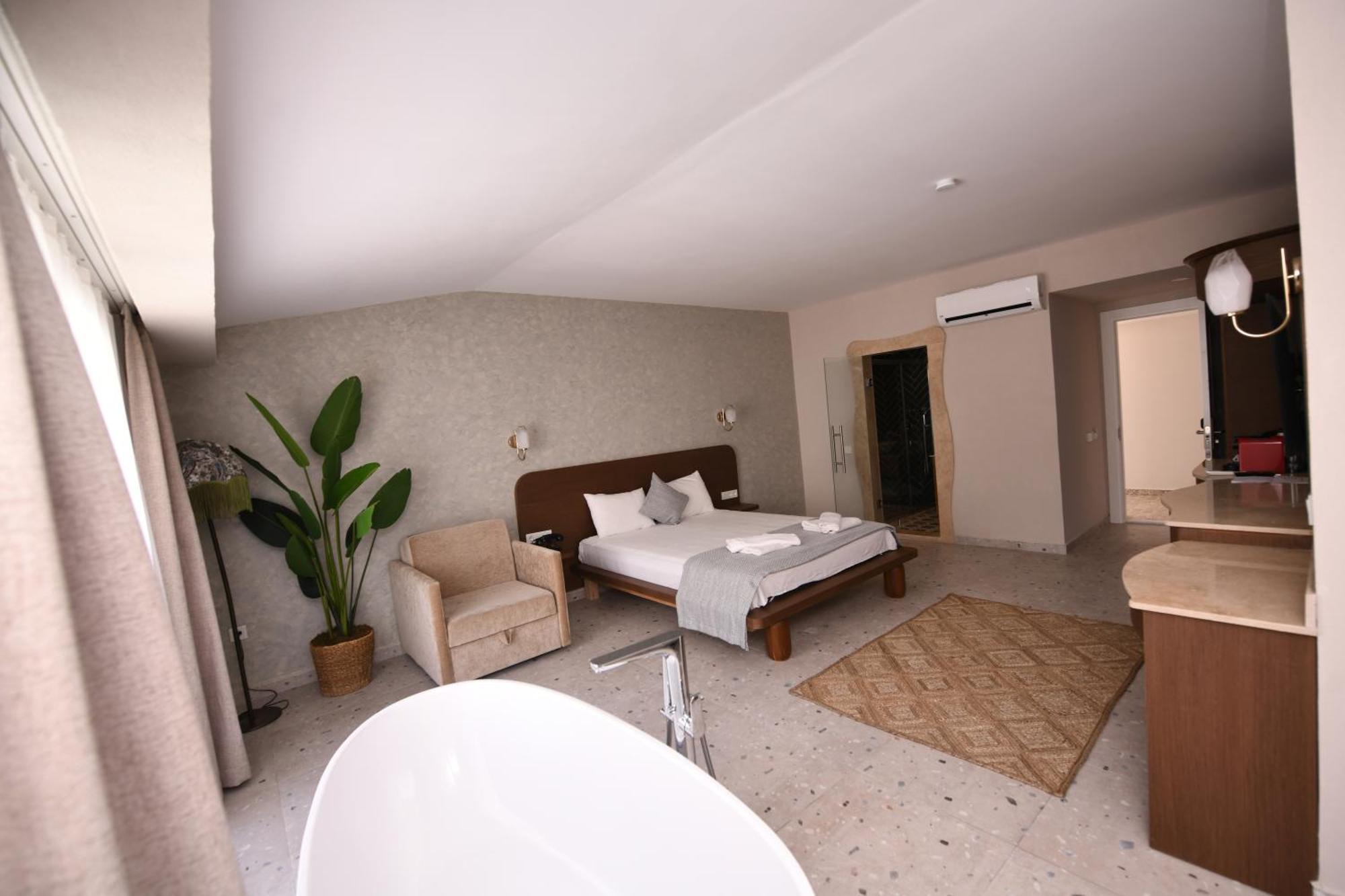 Montebello Deluxe Hotel
