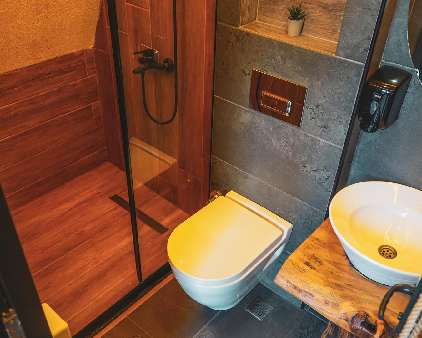 Pavri Lodge *