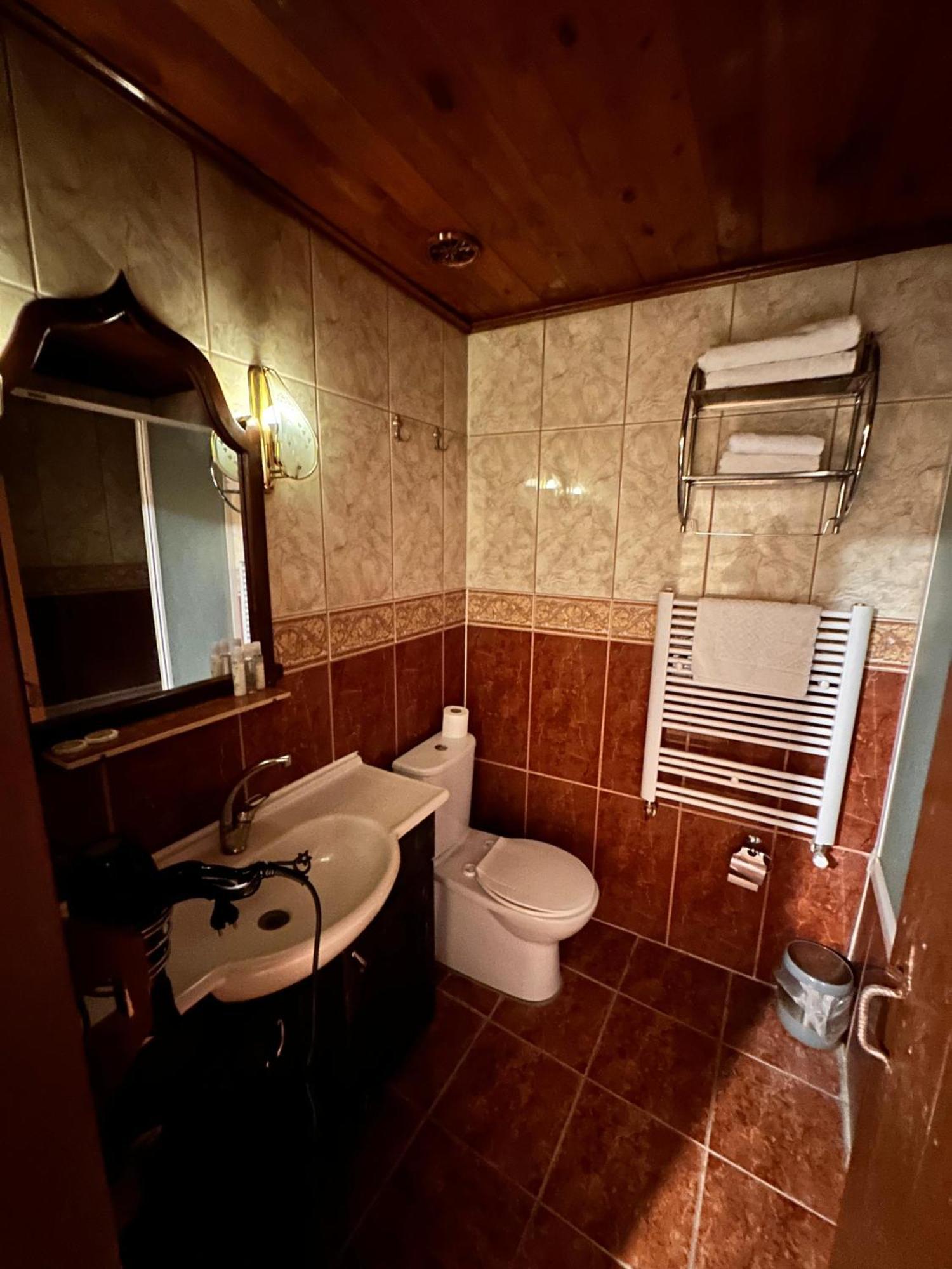 Tokmak Hotel *