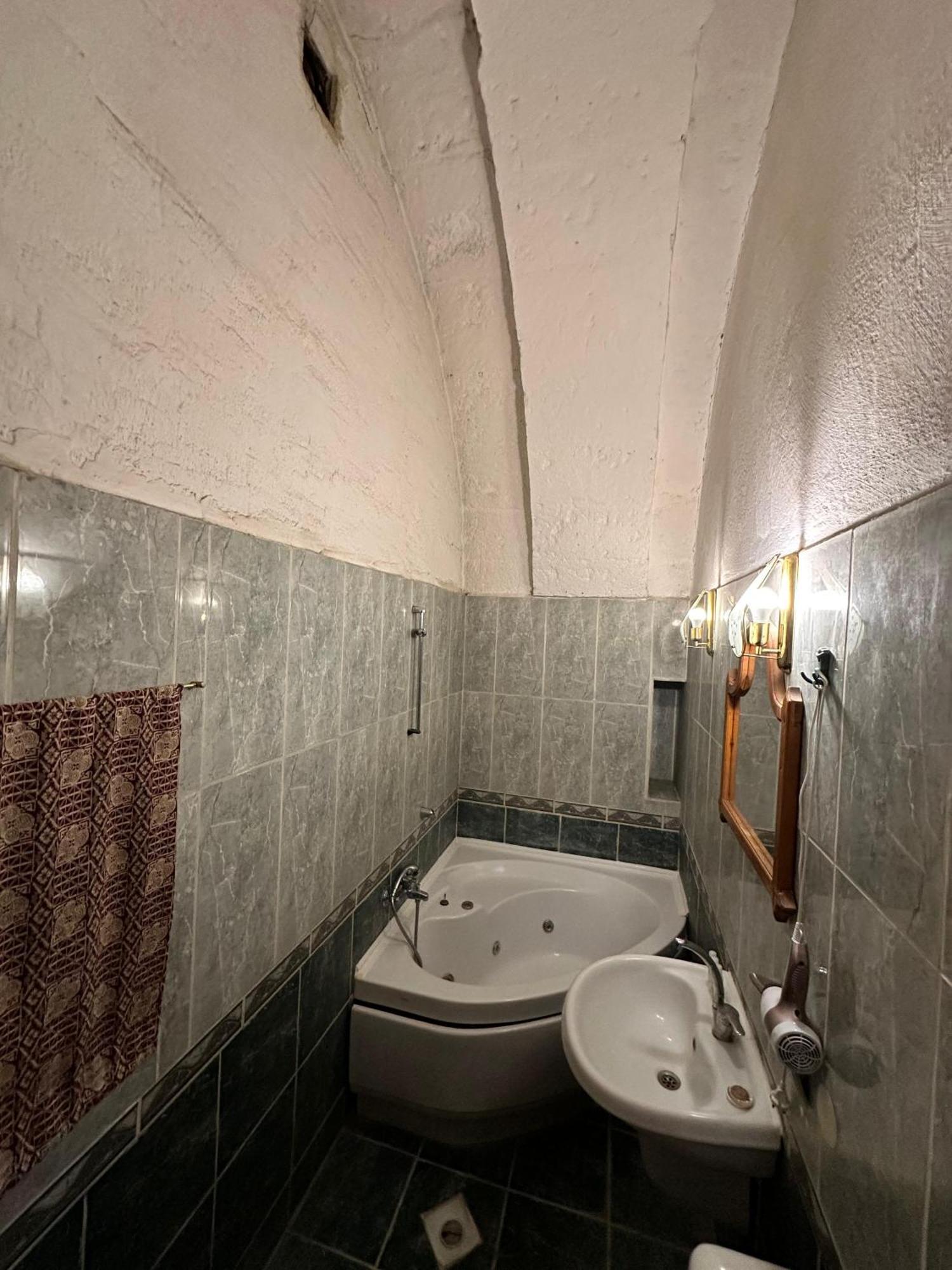Tokmak Hotel *