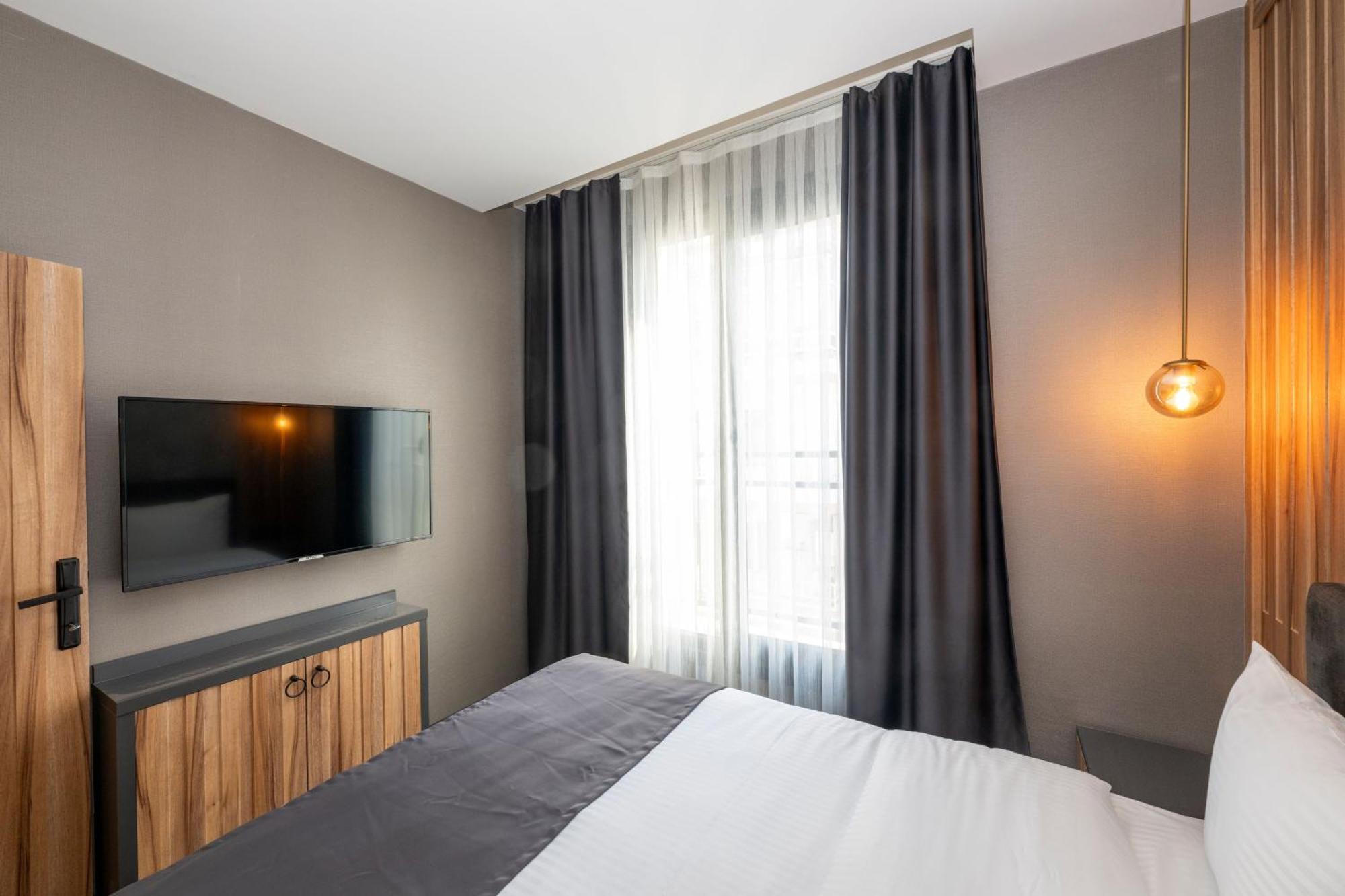 The Nirvanas Hotel *