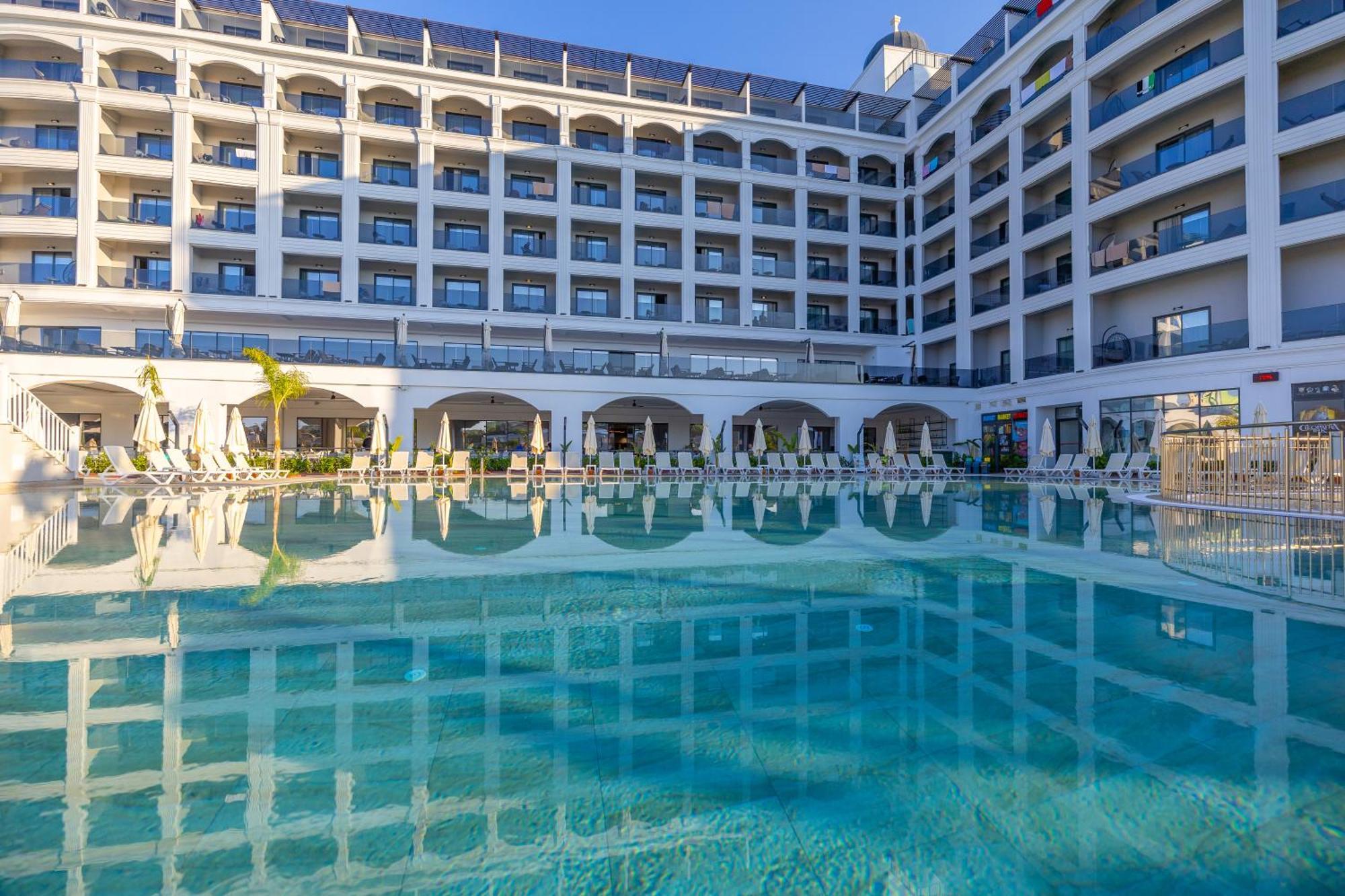 Moon Palace 5* Side