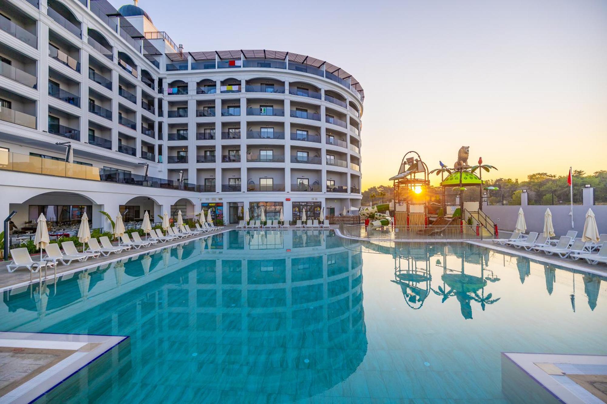 Moon Palace 5* Side