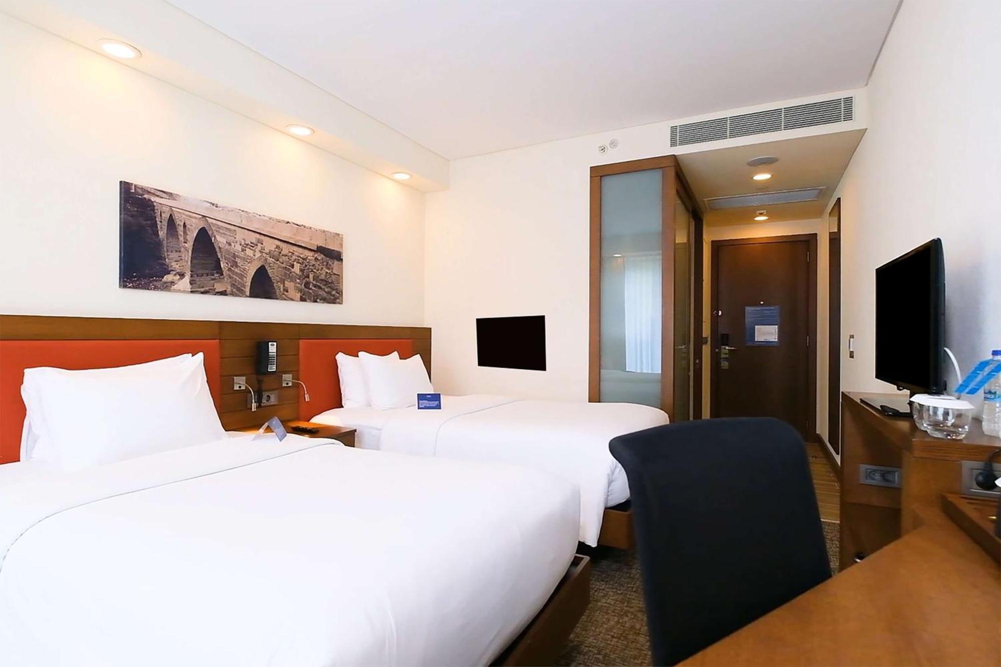 Hotel Hampton By Hilton 4*