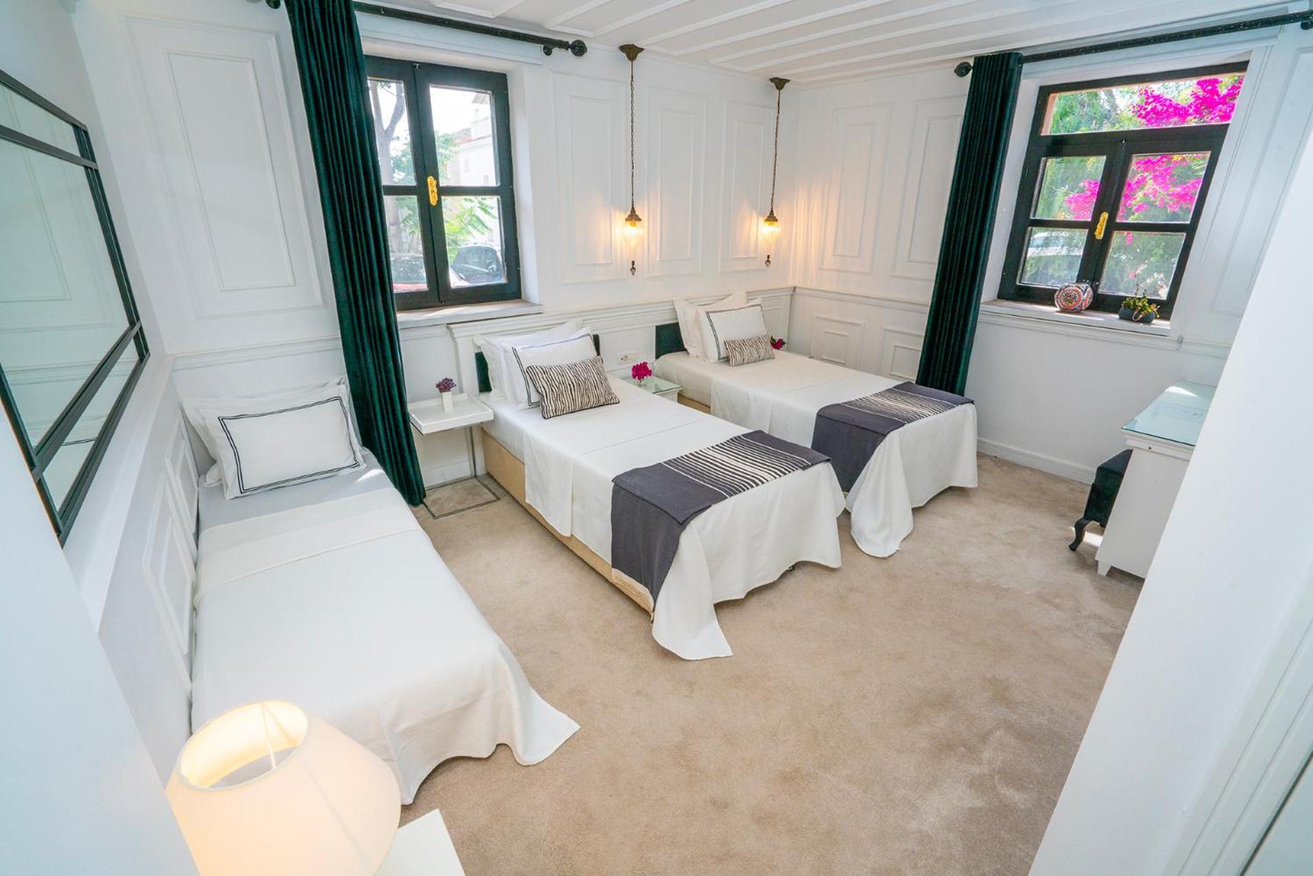 Siyah Lale Cunda 1841 (adults Only)
