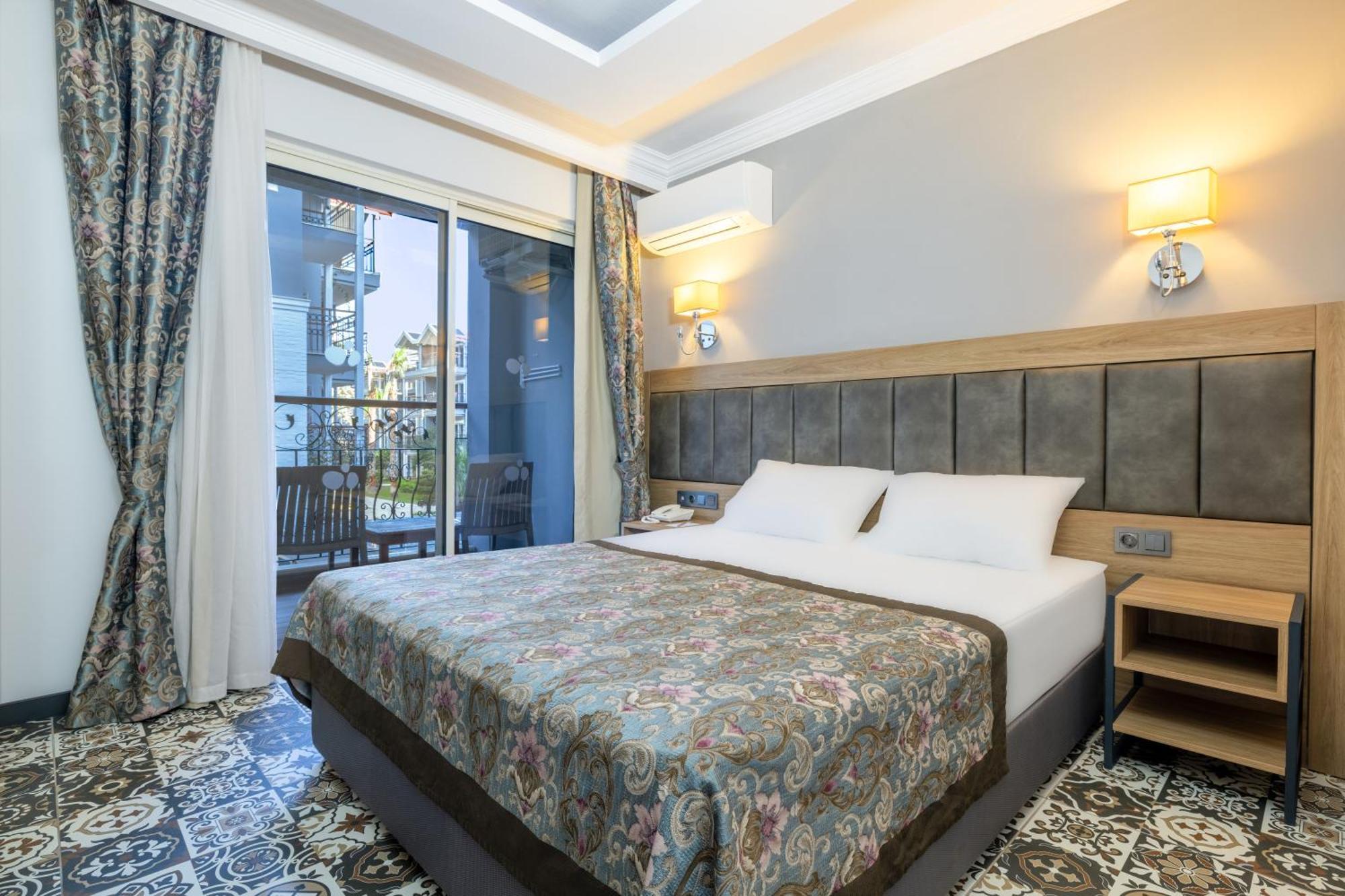 Crystal Aura & Resort Kemer