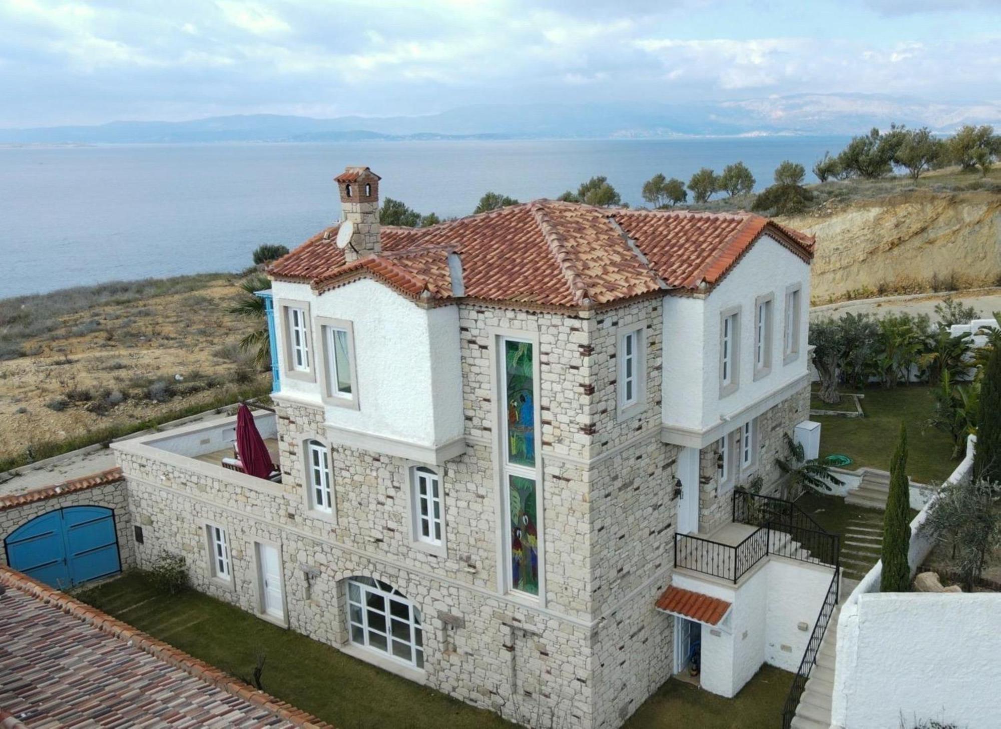 Fener Burnunda Denize Sifir Orjinaltas Malikane Villa Cesme