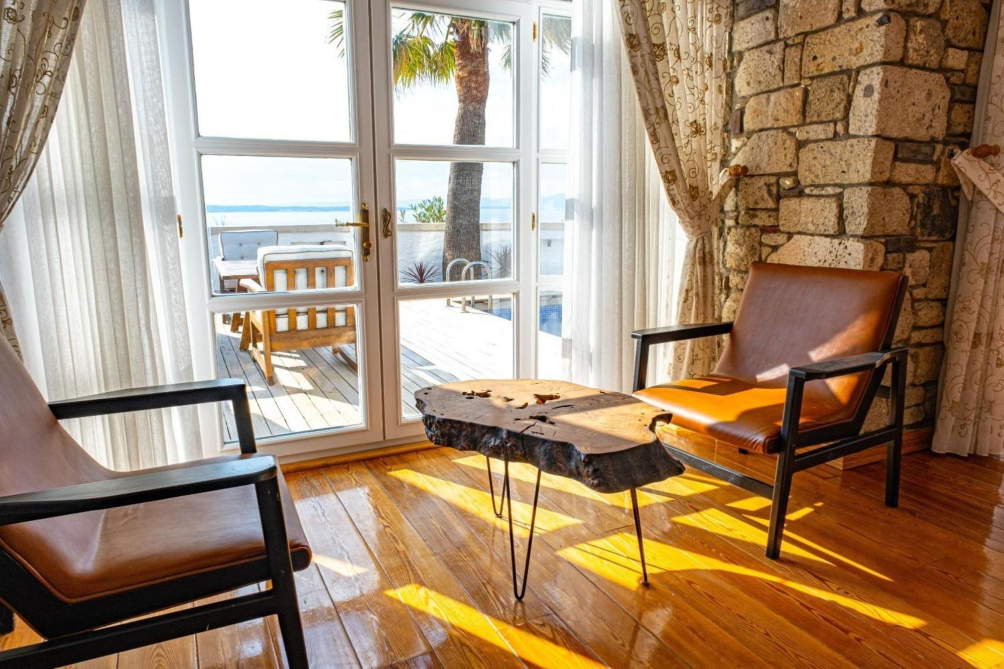 Fener Burnunda Denize Sifir Orjinaltas Malikane Villa Cesme