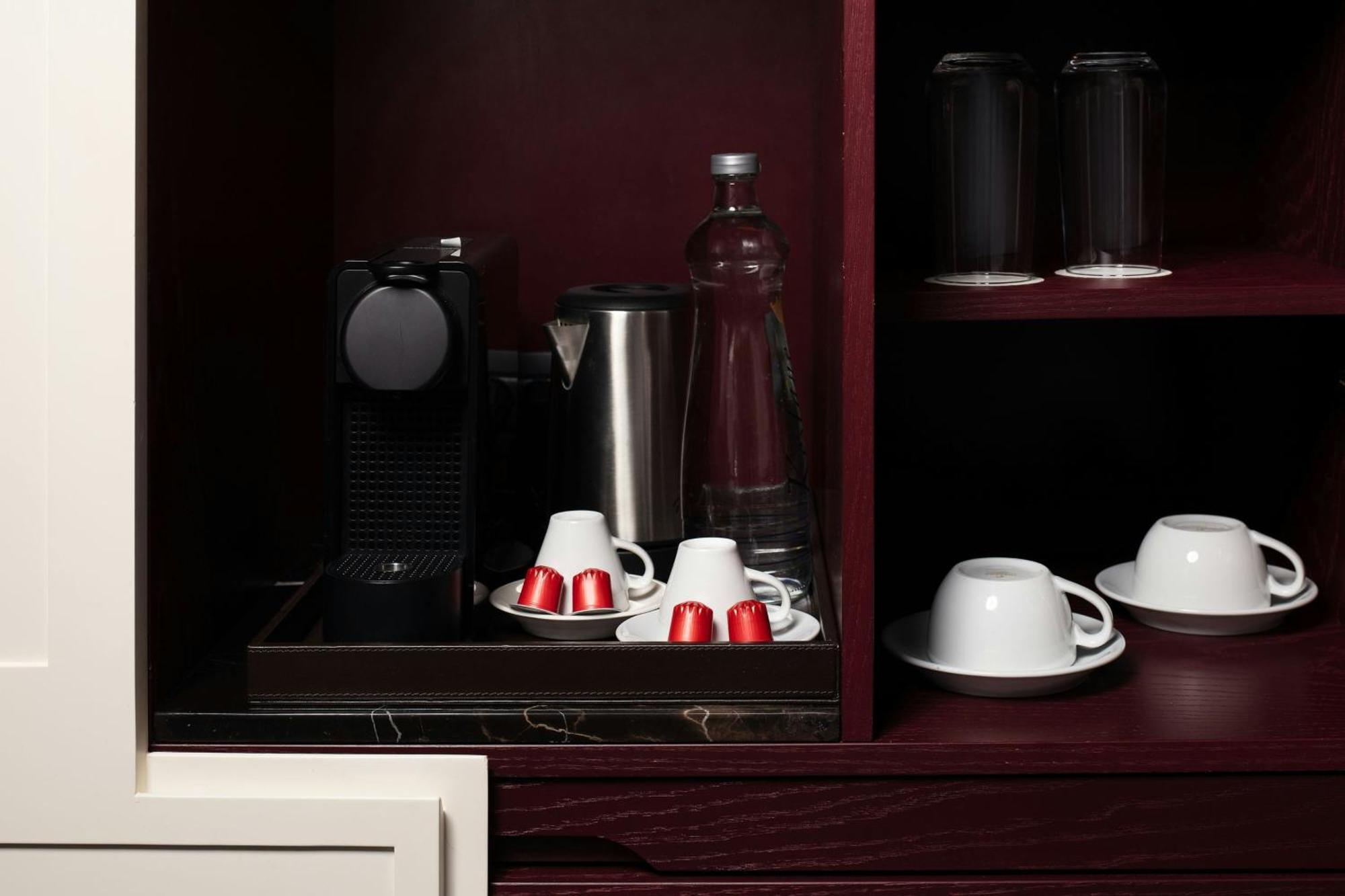 Adahan Decamondo Pera, Autograph Collection 5*