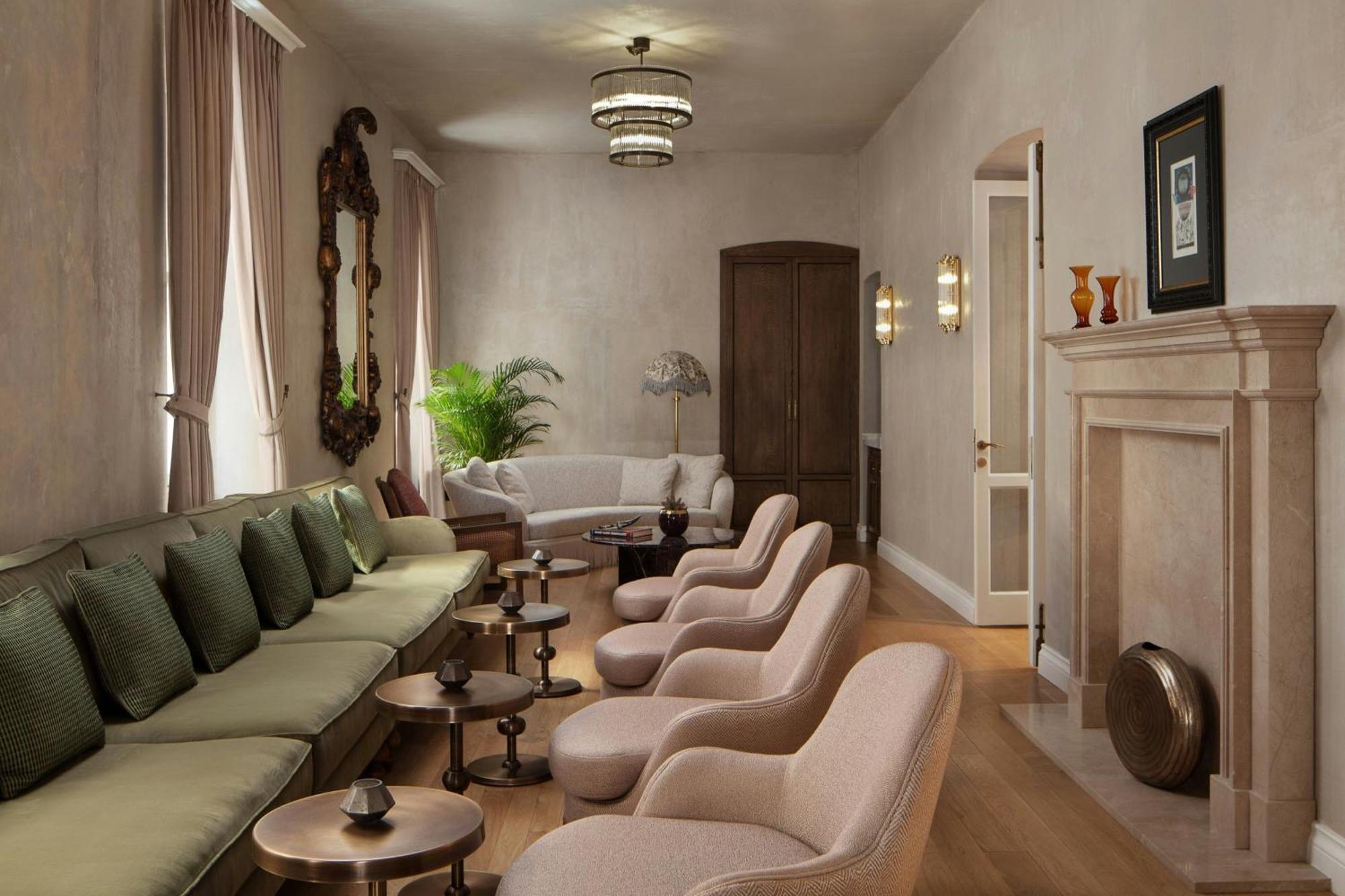 Adahan Decamondo Pera, Autograph Collection Hotel