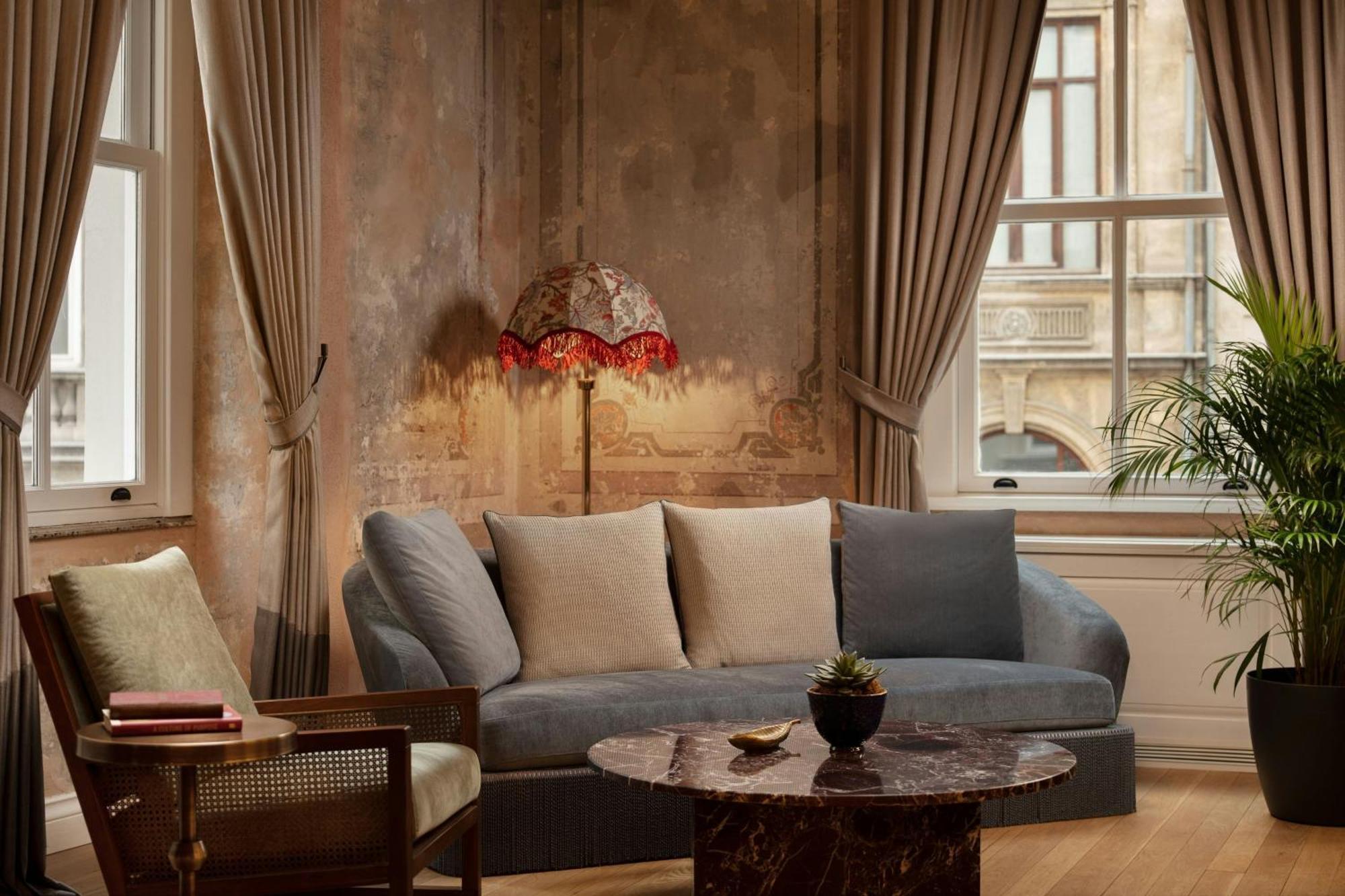 Adahan Decamondo Pera, Autograph Collection 5*