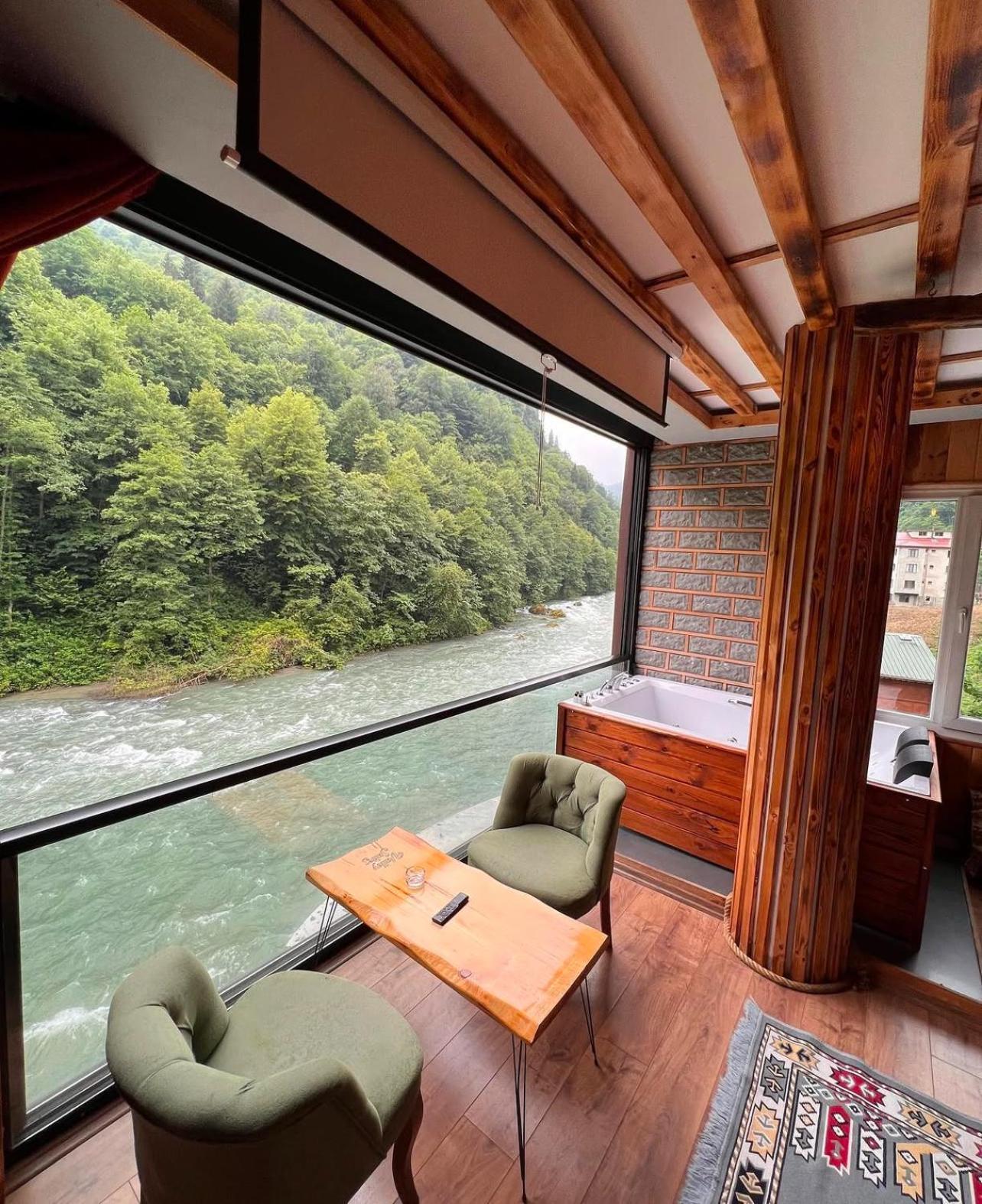 Valley Hotel *