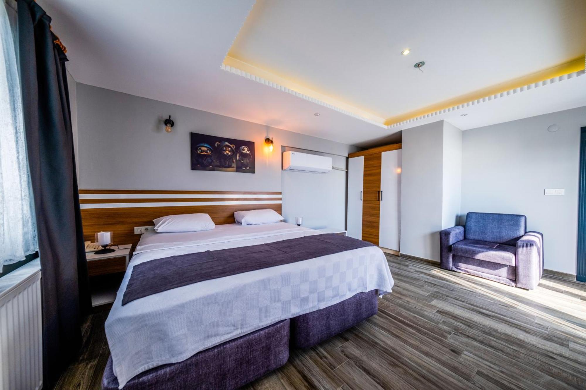Lopera Hotel *