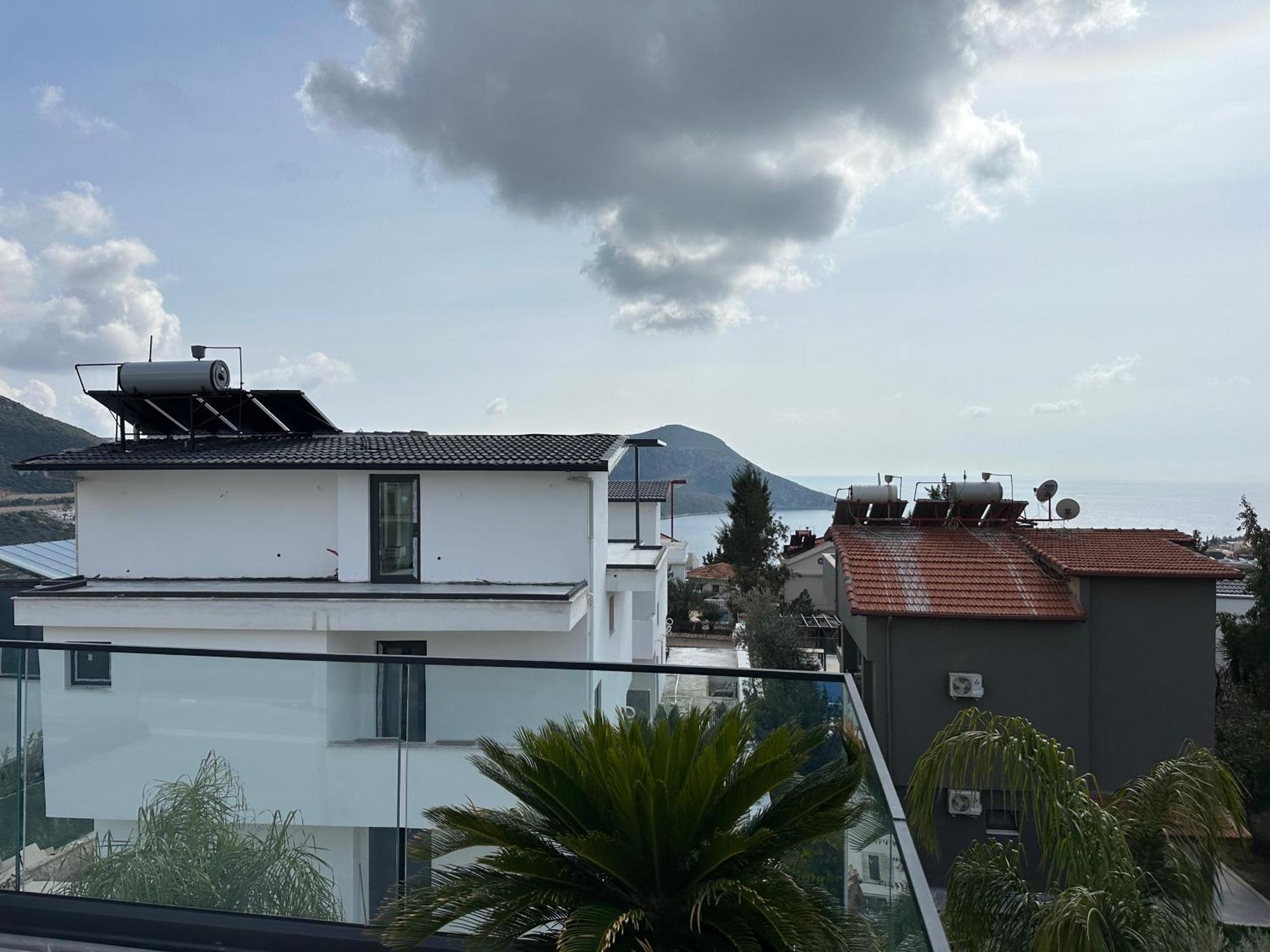 Kazarman, Kalkan'in Kalbinde Denize, Merkeze