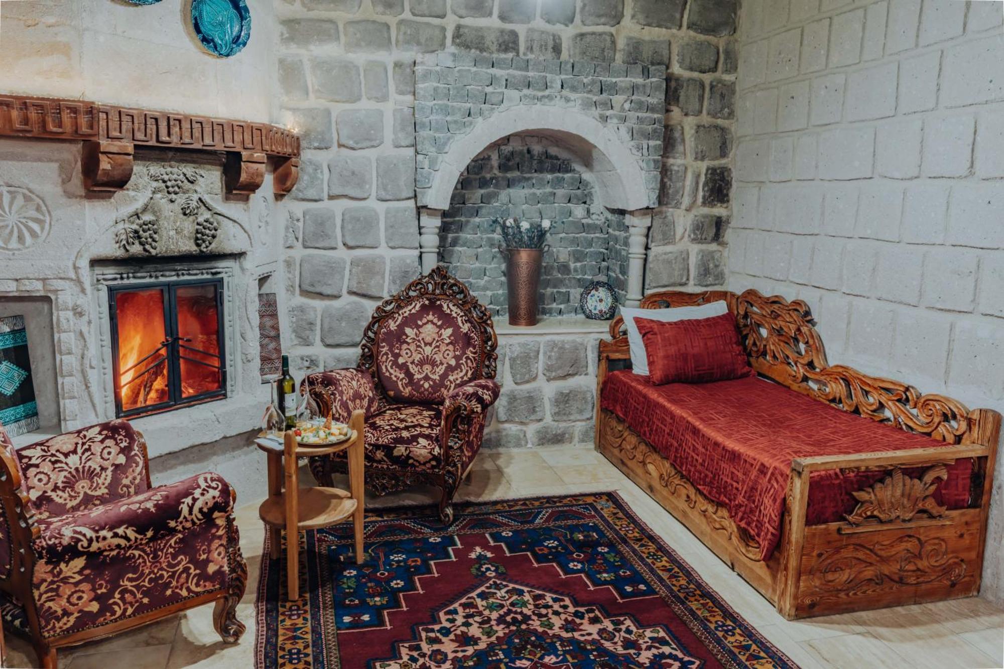 Hotel Flintstones Cave 2*