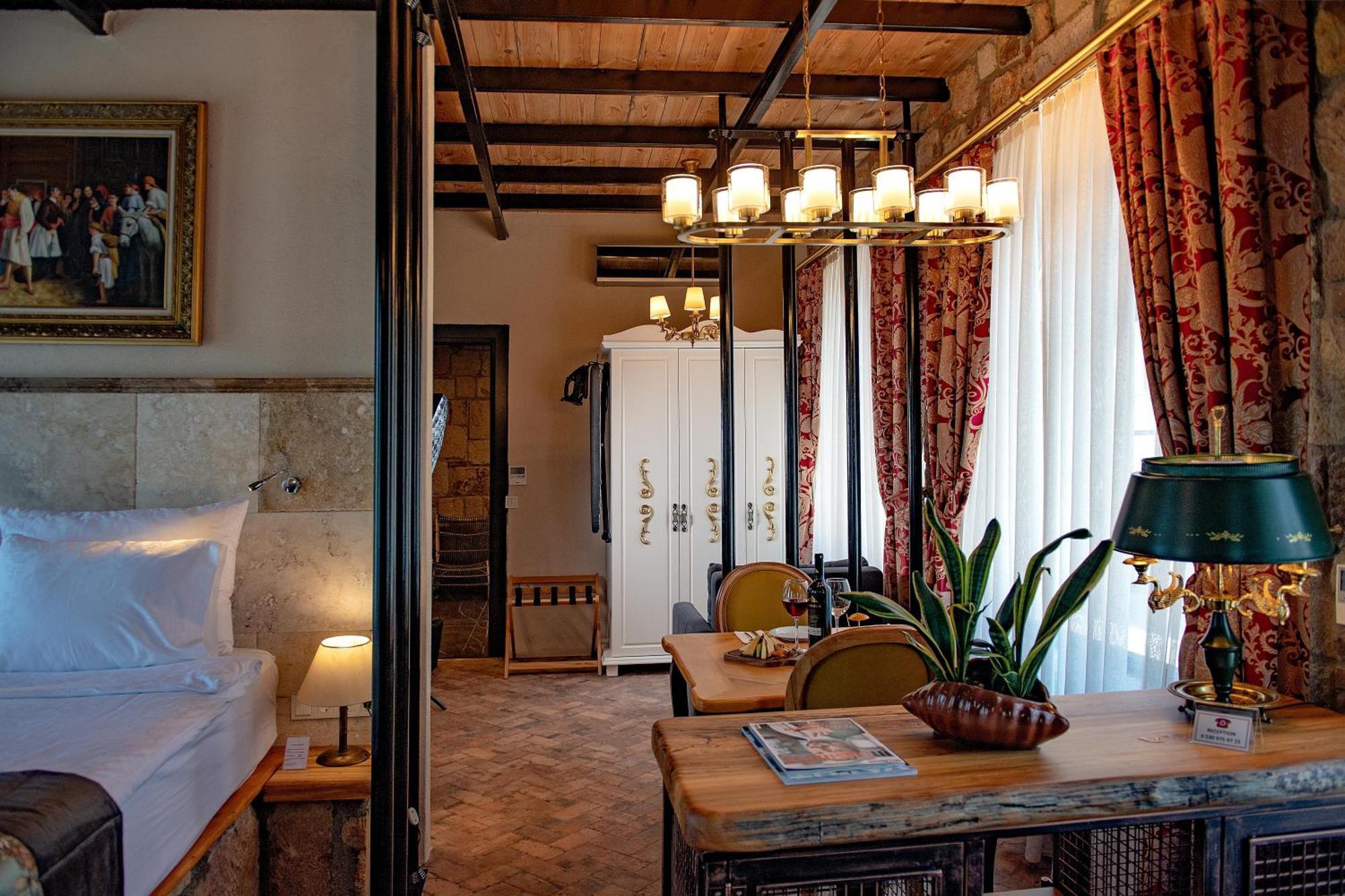 Wineport Riverside & Winery Hotel