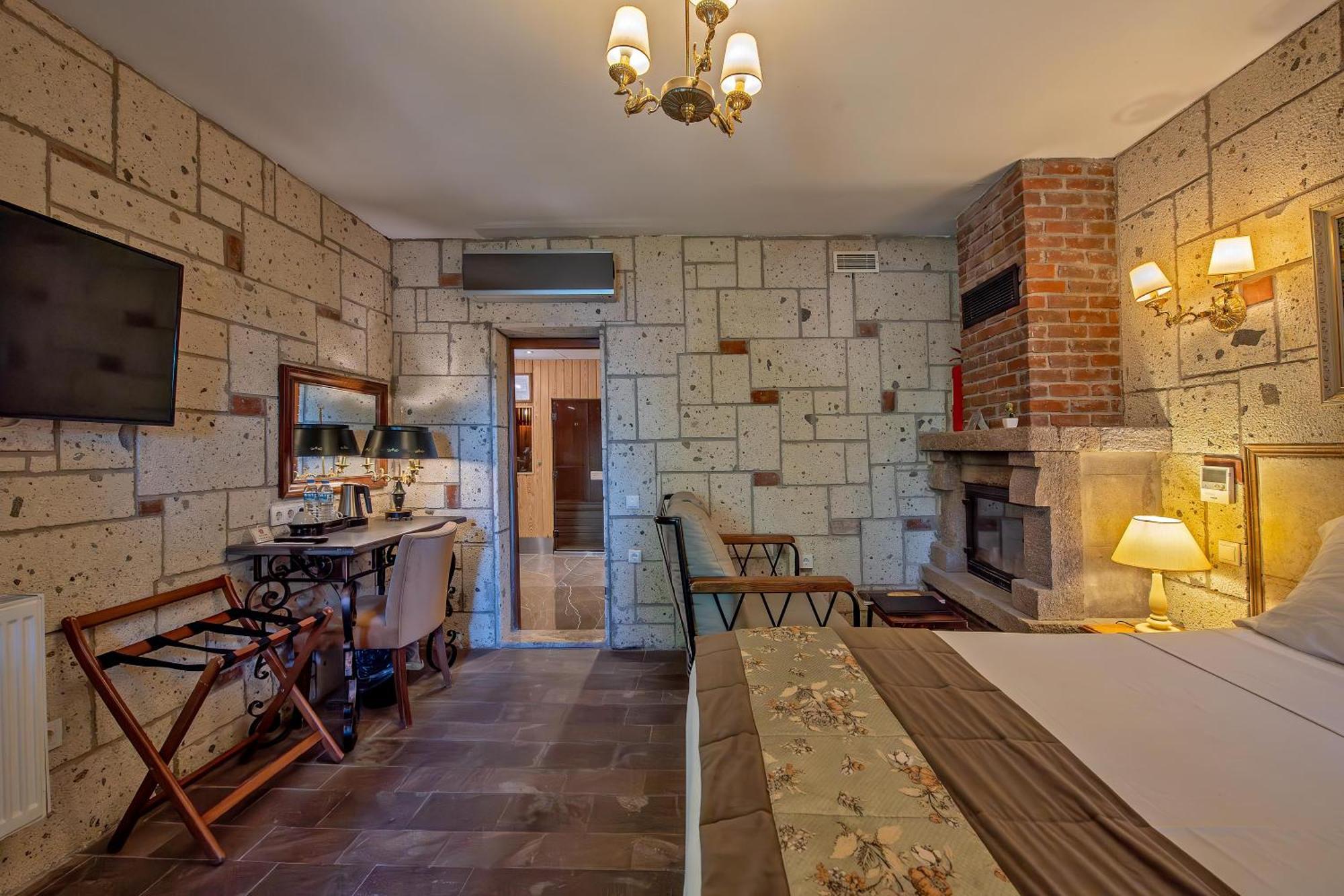 Wineport Riverside & Winery Hotel