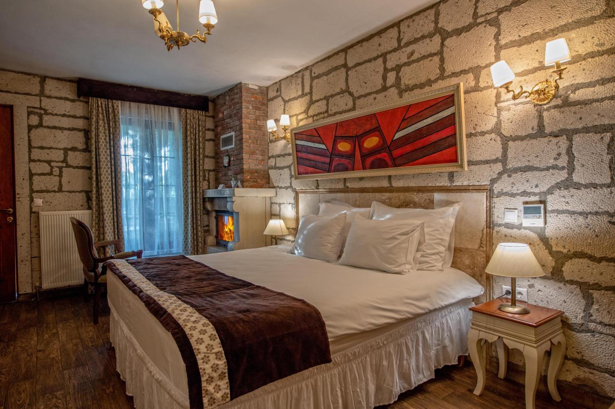 Wineport Riverside & Winery Hotel