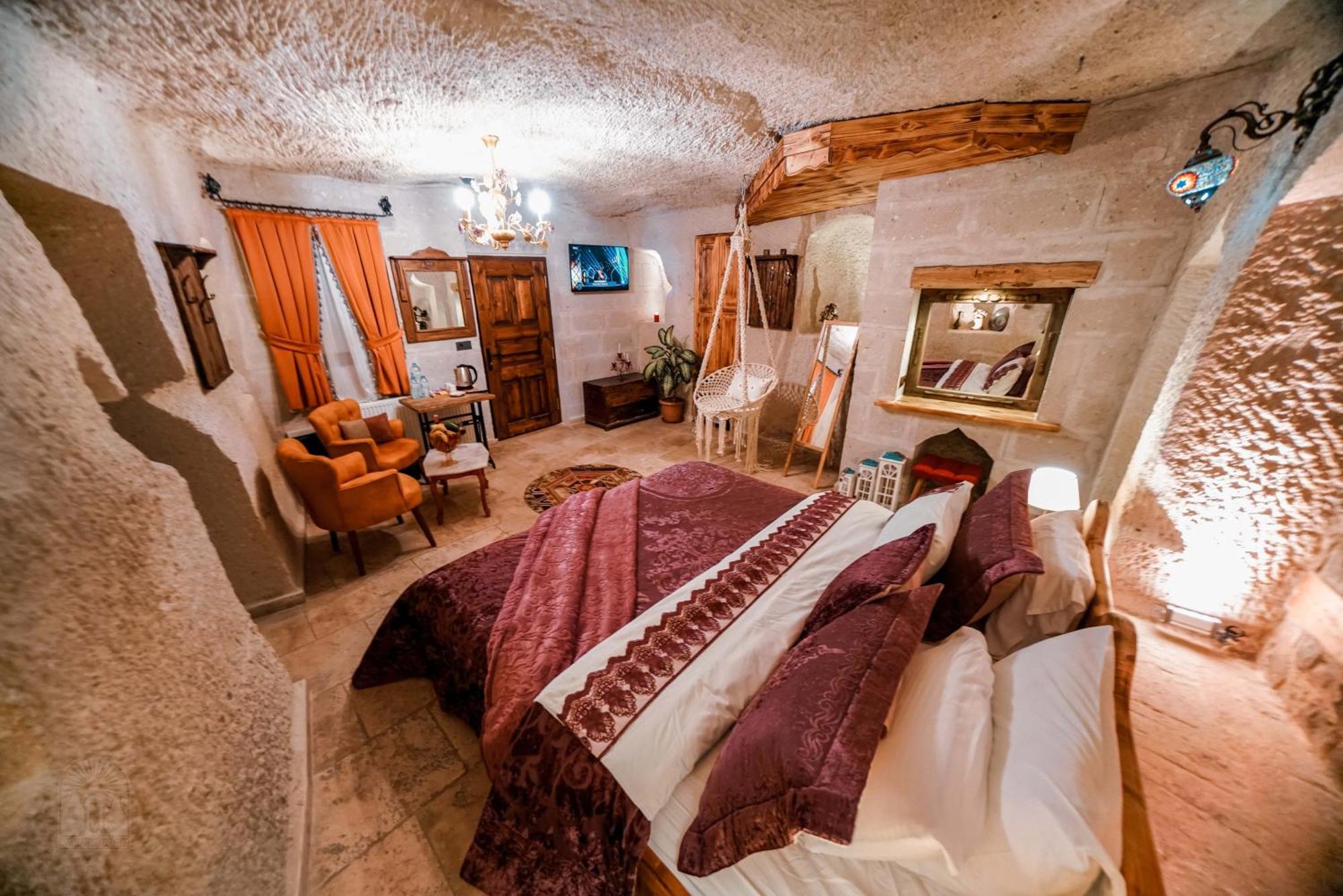 Zeus Cave 3*