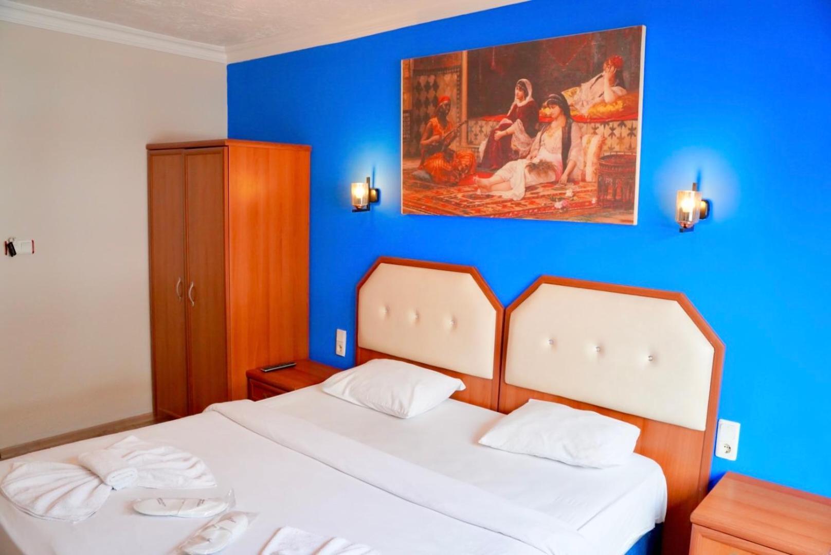 Rebetika & Bistro Hotel 3*