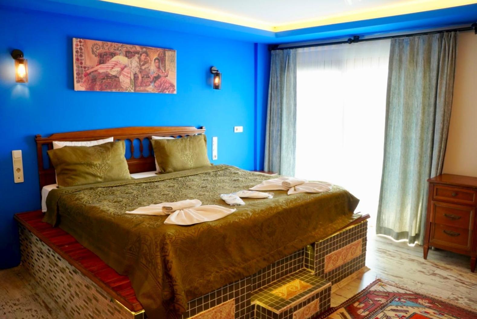 Rebetika & Bistro Hotel