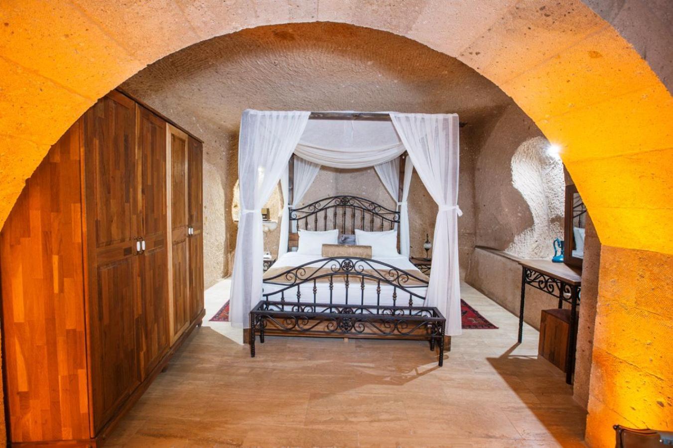 Caldera Cave & Restaurant Hotel