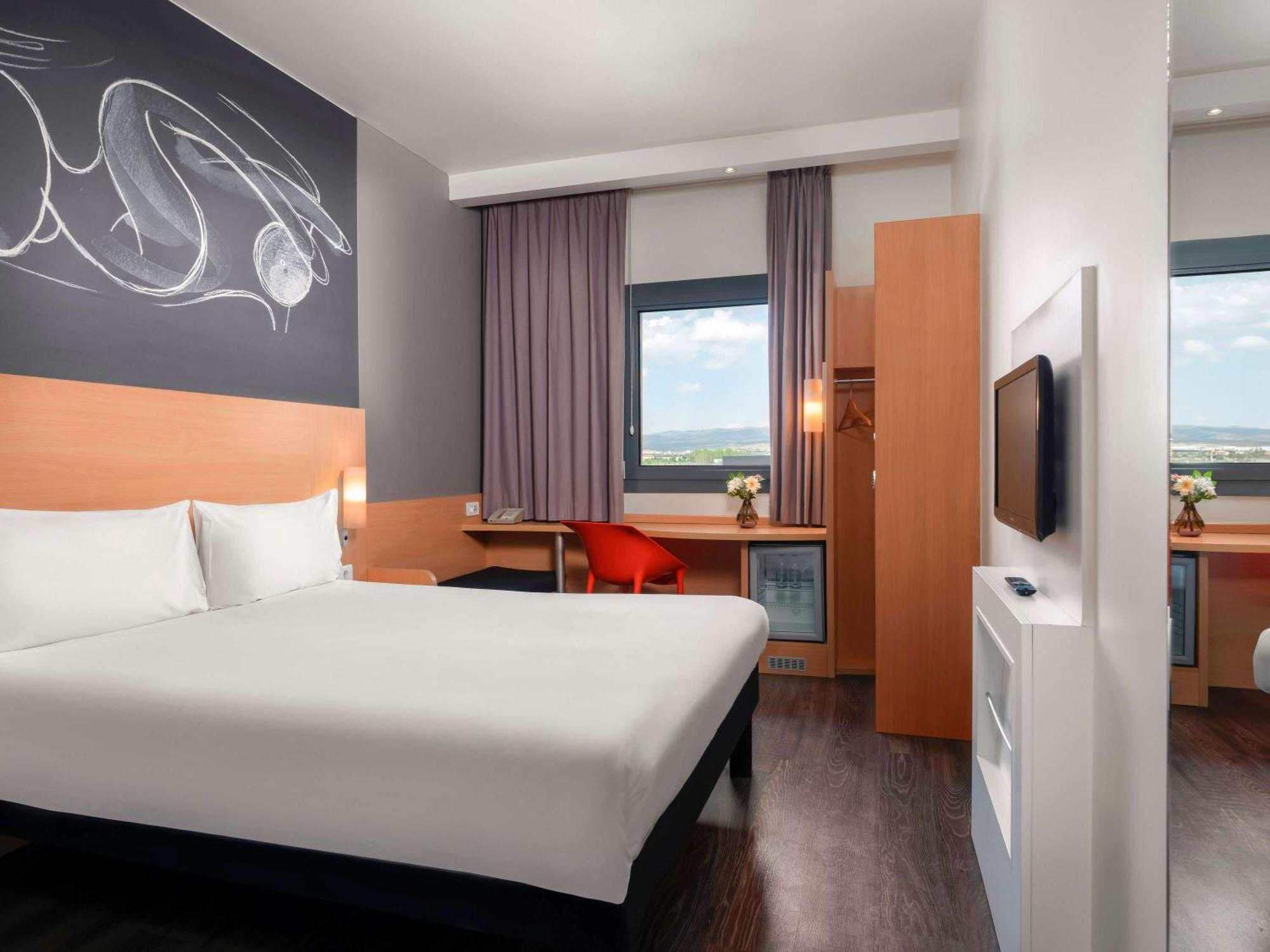 Hotel Ibis Airport 3*