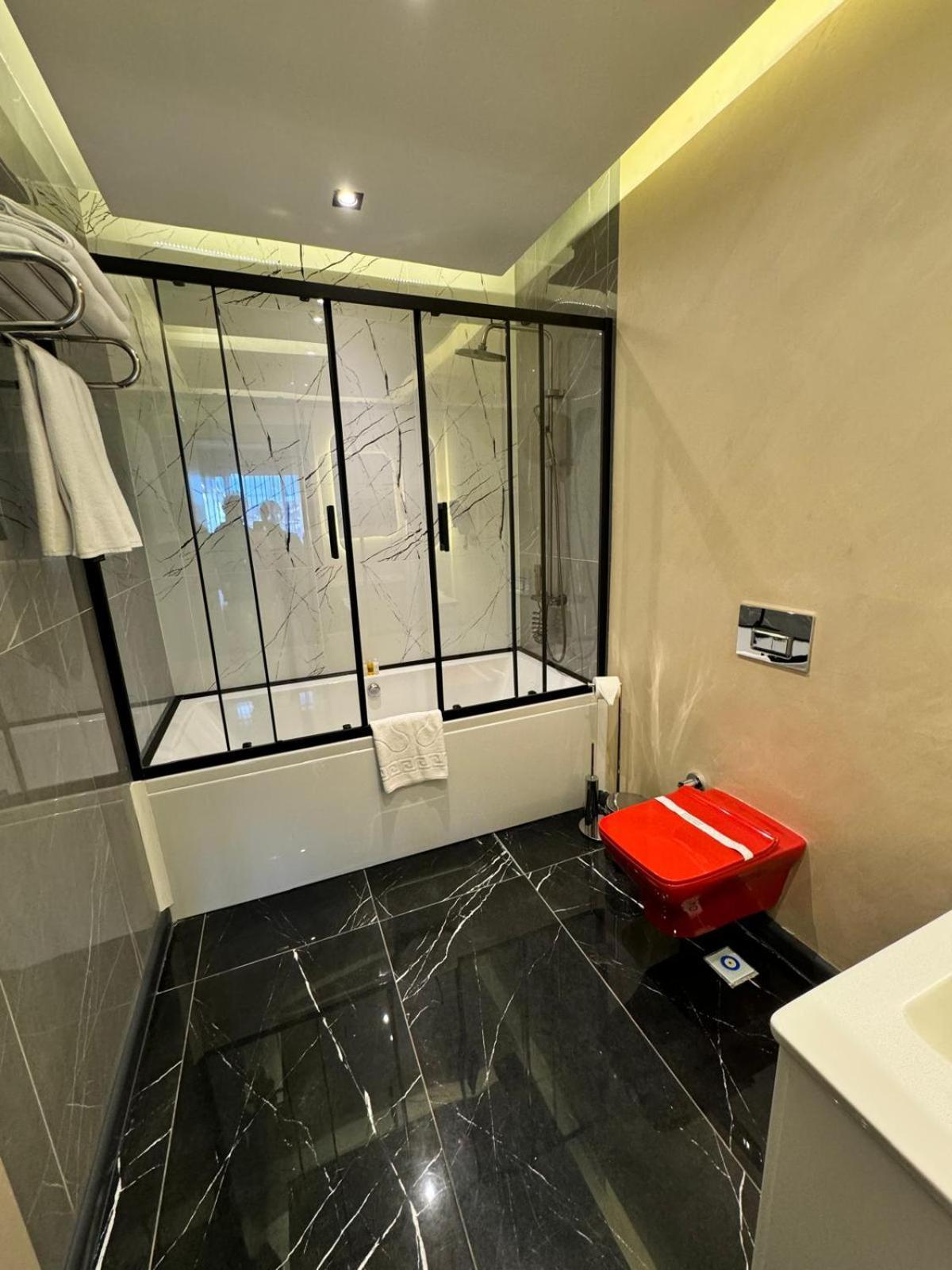 Mateo Hotel *