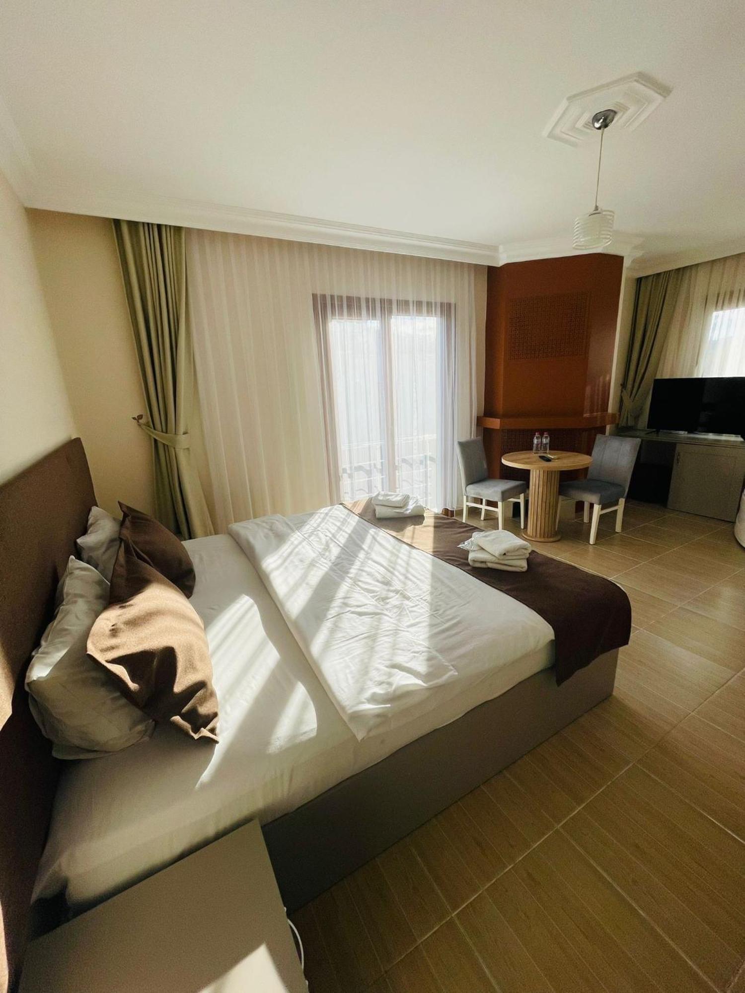 Manolyam Hotel *