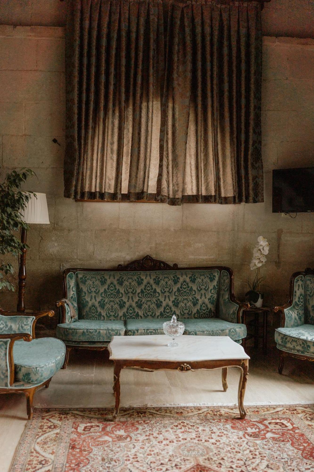 Hotel Kismet Cave Mansion