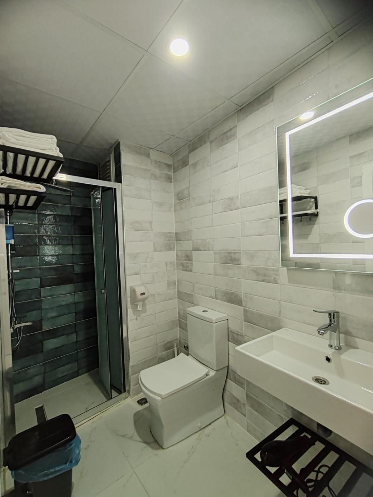 Aim Hotel *