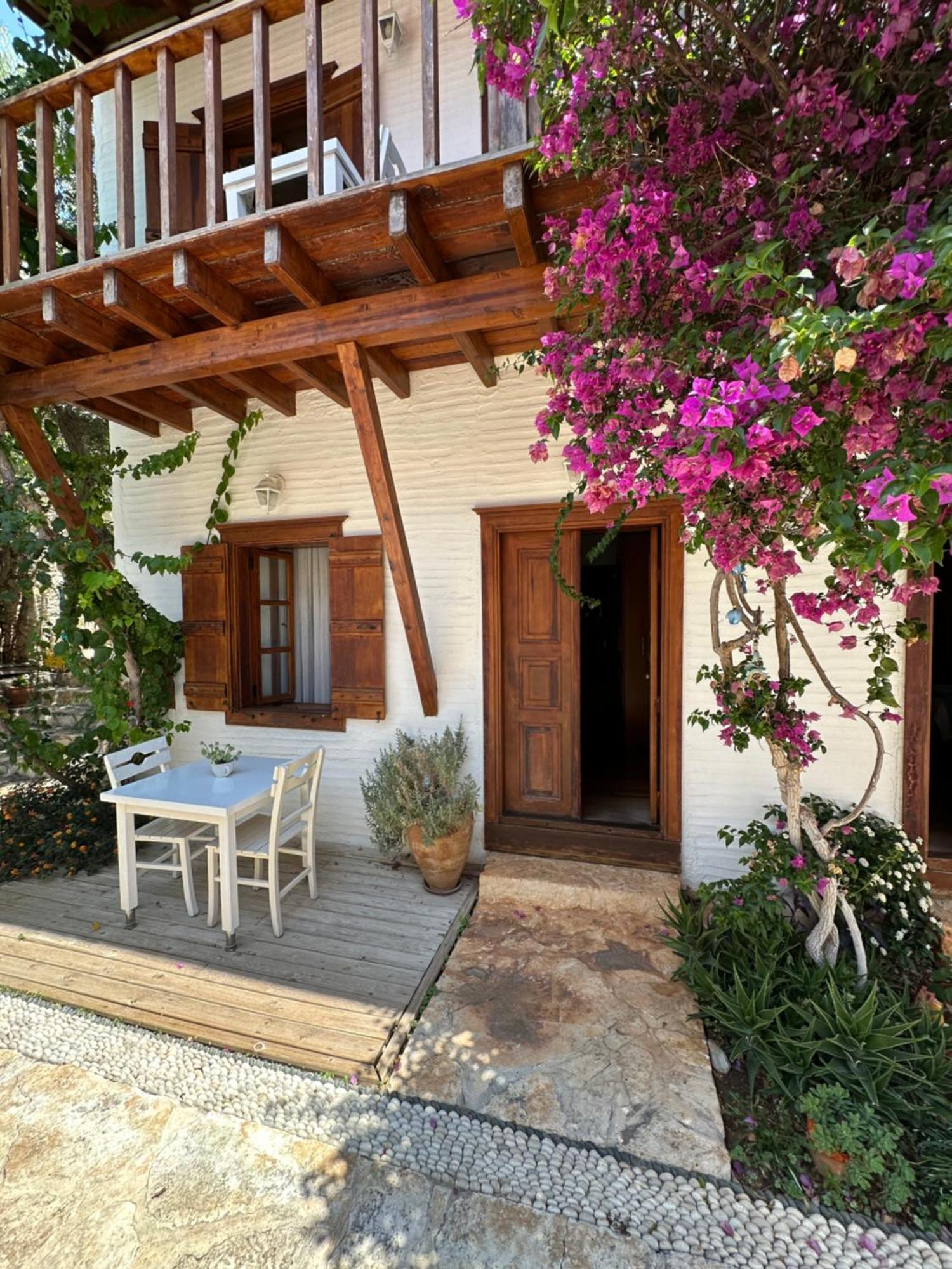 Courtyard Hotel *