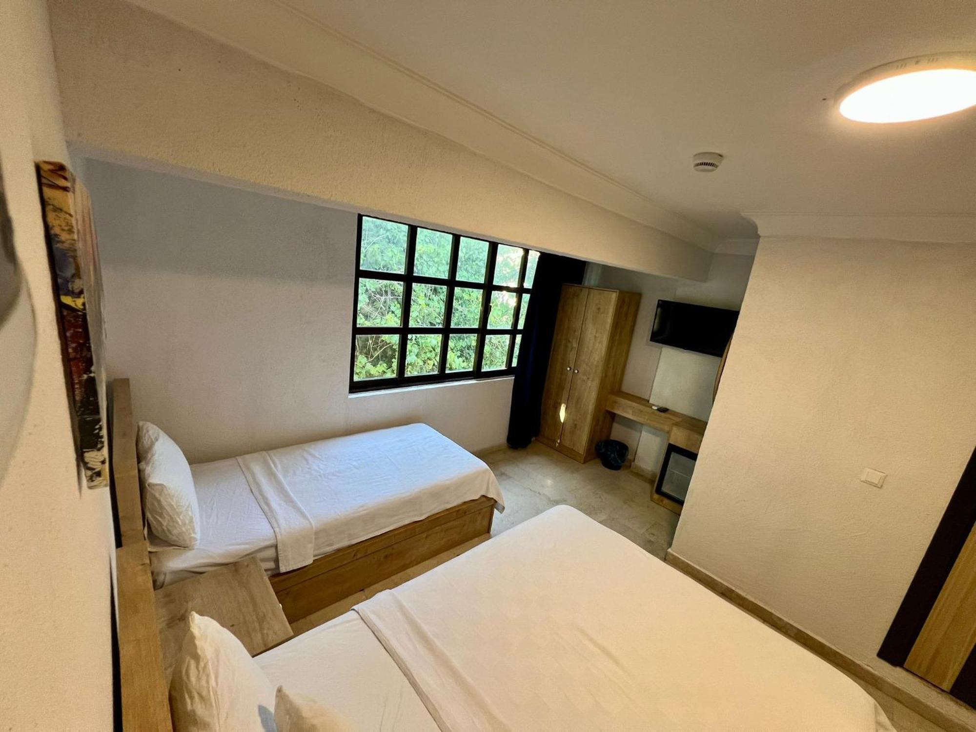 Ados Hotel