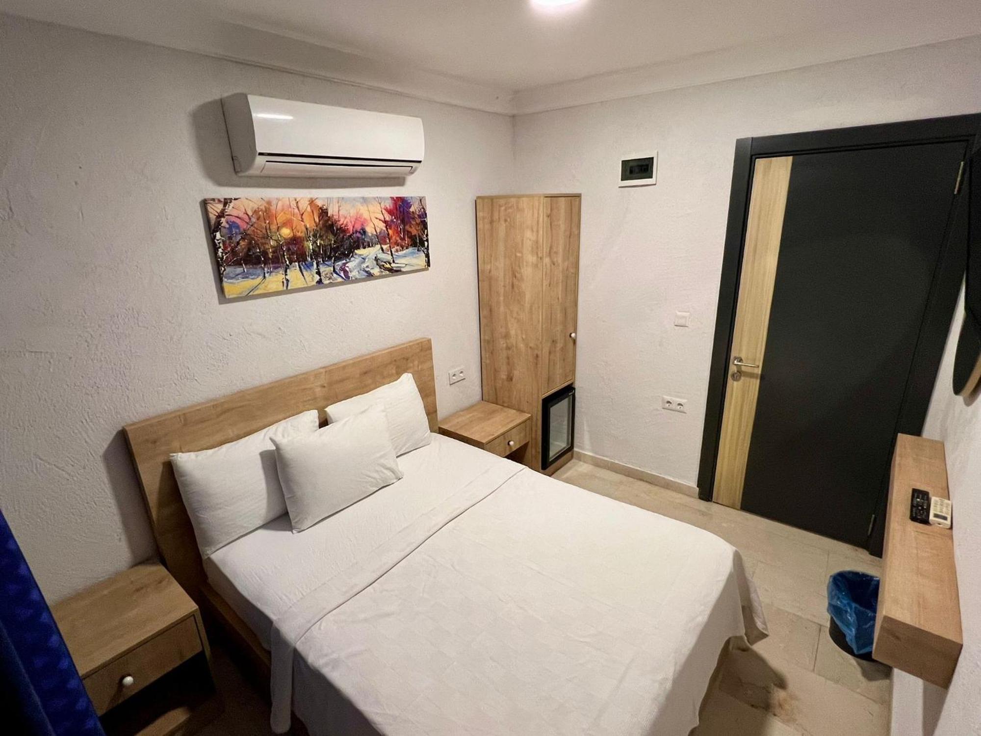 Ados Hotel