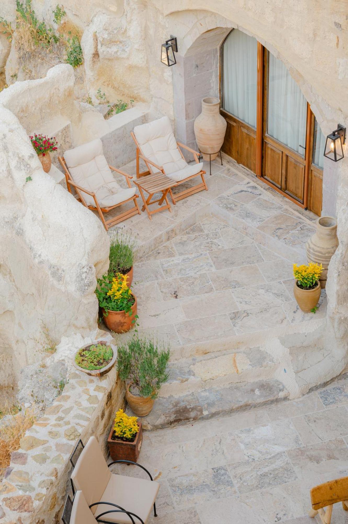 Potamia Cave Hotel *