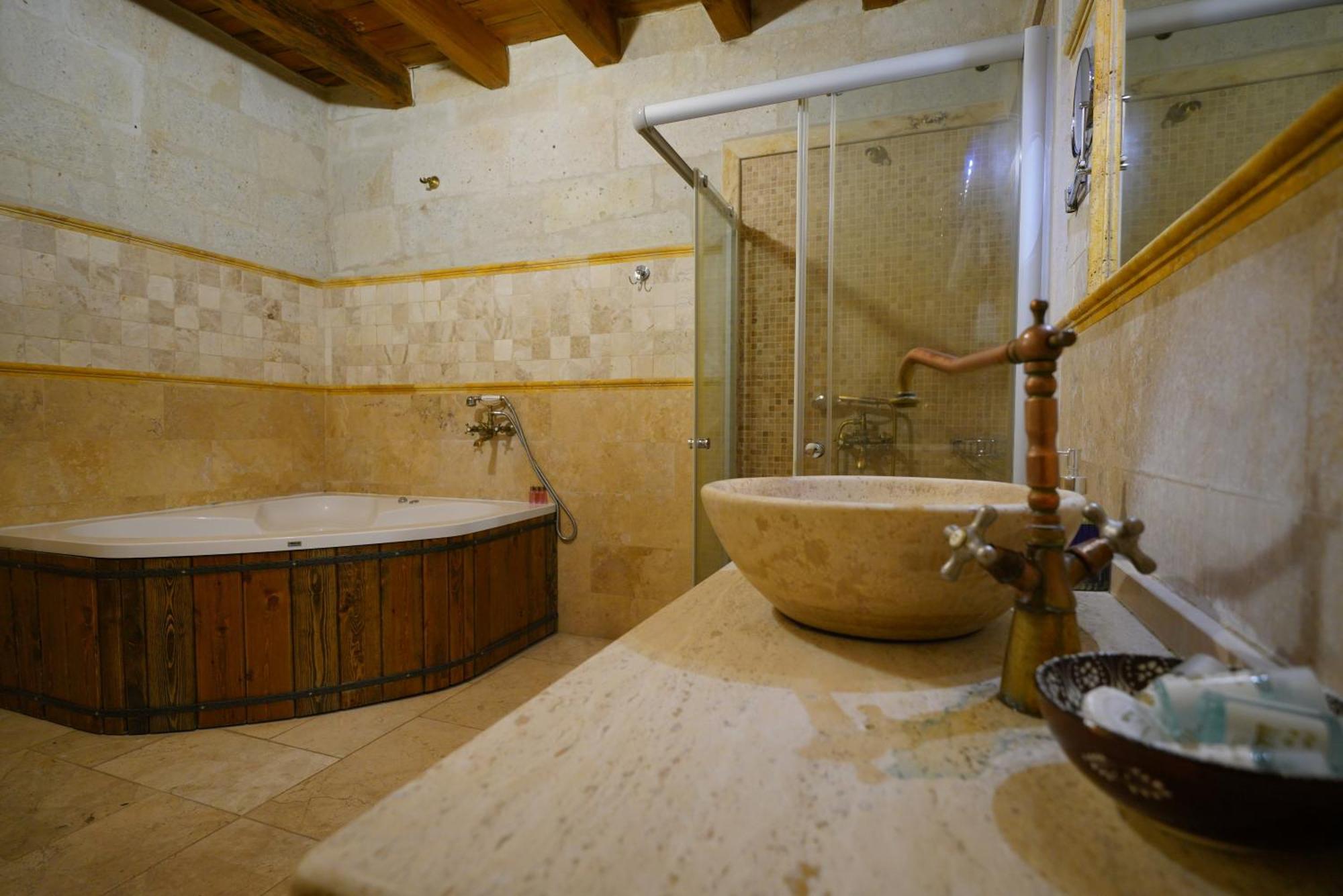 Harman Cave Hotel 2*