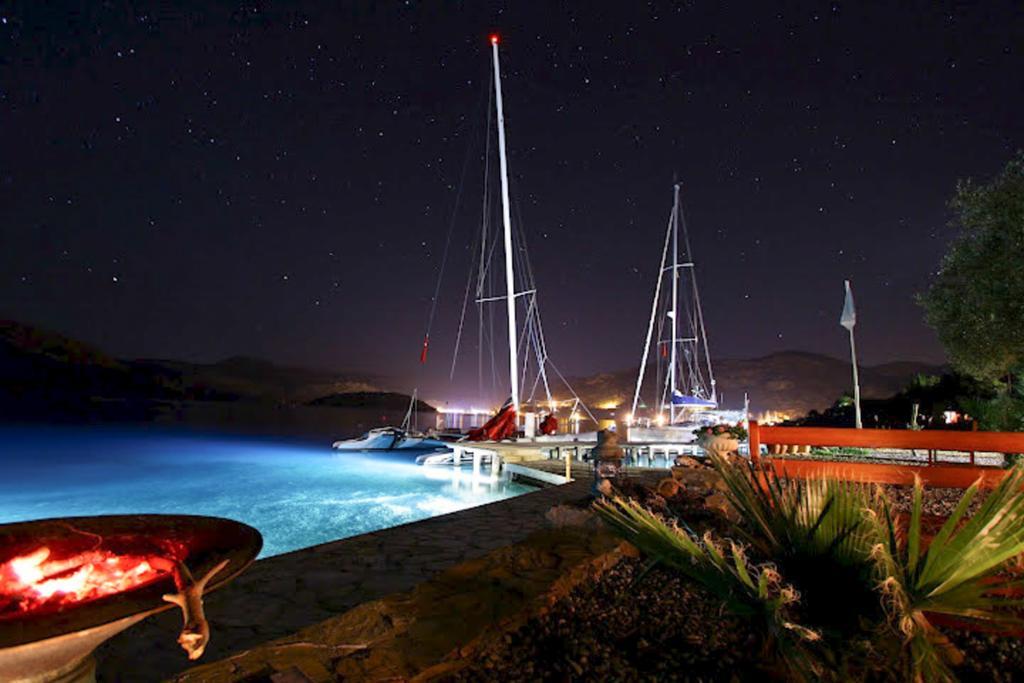 Yacht Club *