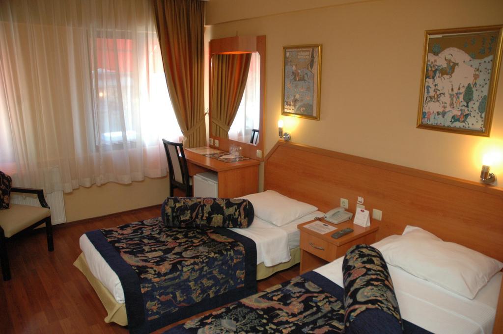Hotel Santa Pera 2*