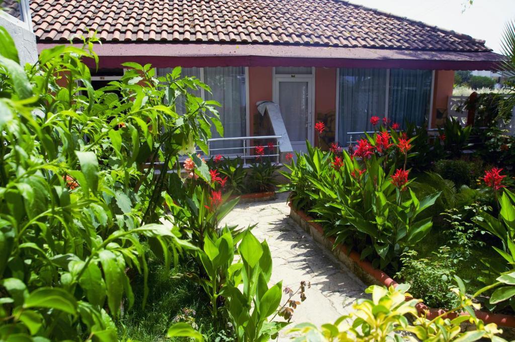 Mediterranean Garden Apartment