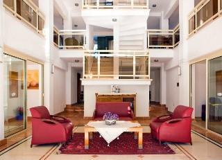 Hotel Adora